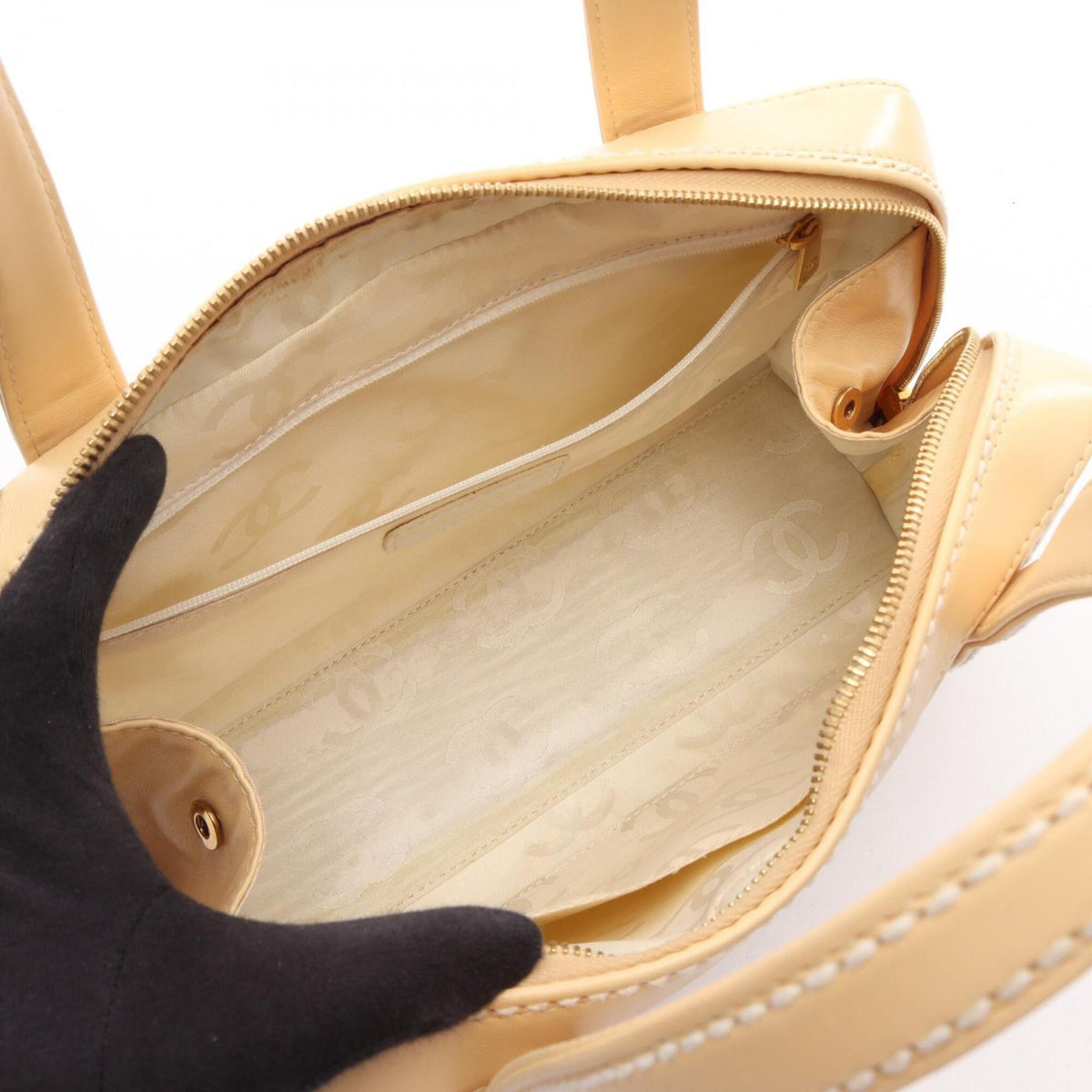 Chanel Beige Leather Handbag (Pre-Owned)