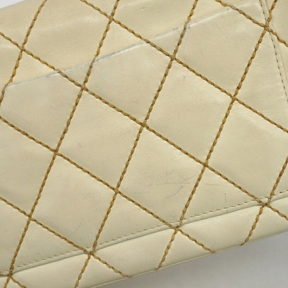 Chanel White Leather Shoulder Bag (Pre-Owned)