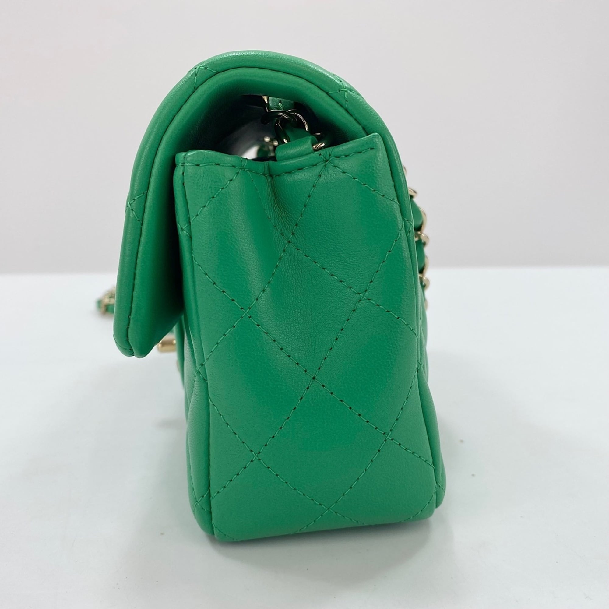 Chanel Green Shoulder Bag (Pre-Owned)