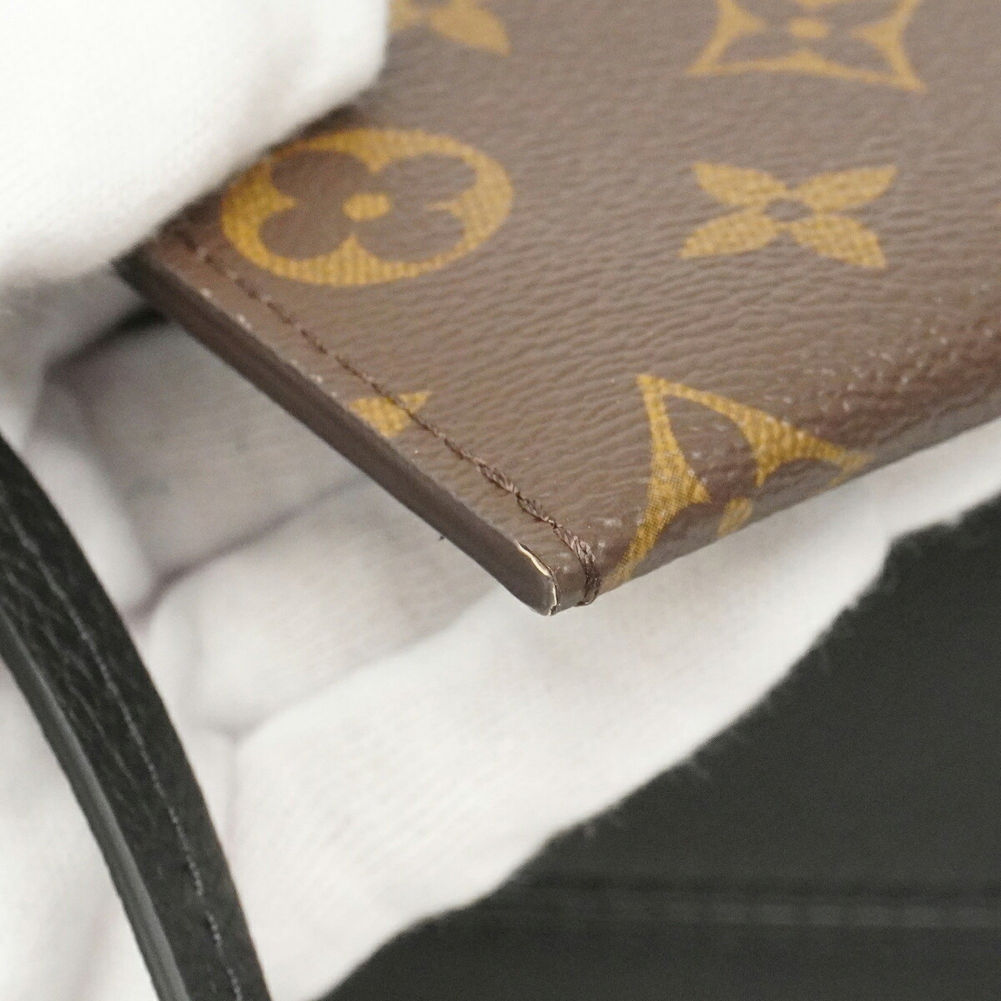 Louis Vuitton Noir Shoulder Bag (Pre-Owned)