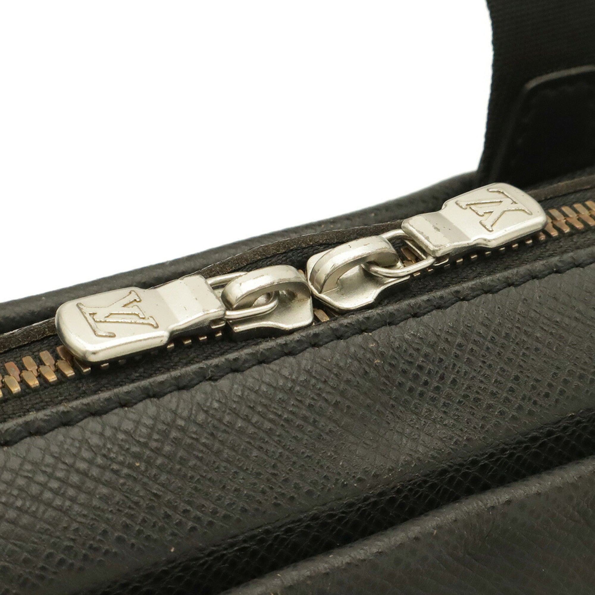 Louis Vuitton Ardoise Black Taiga Leather Shoulder Bag (Pre-Owned)