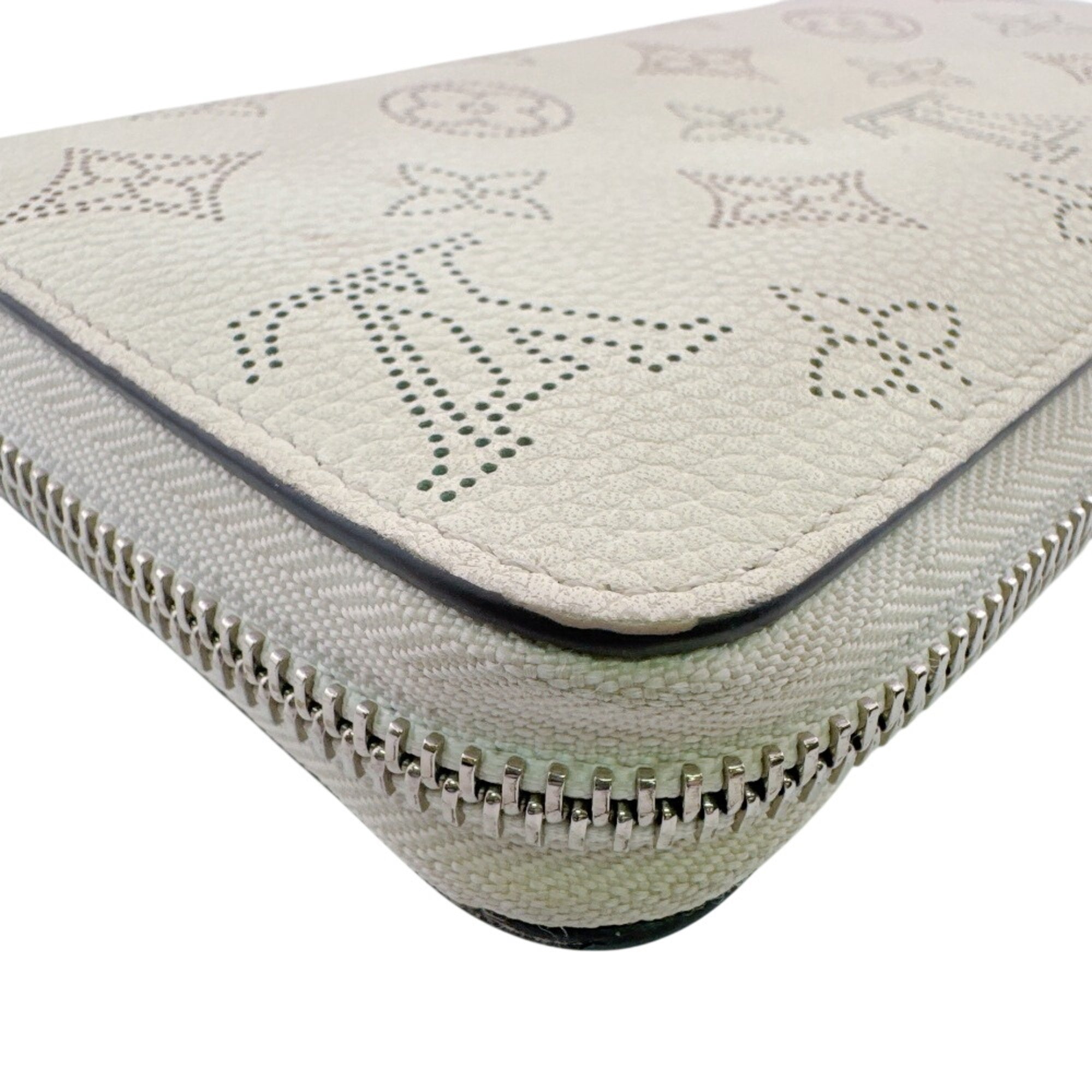 Louis Vuitton Mahina White Leather Long Wallet (Bi-Fold) (Pre-Owned)