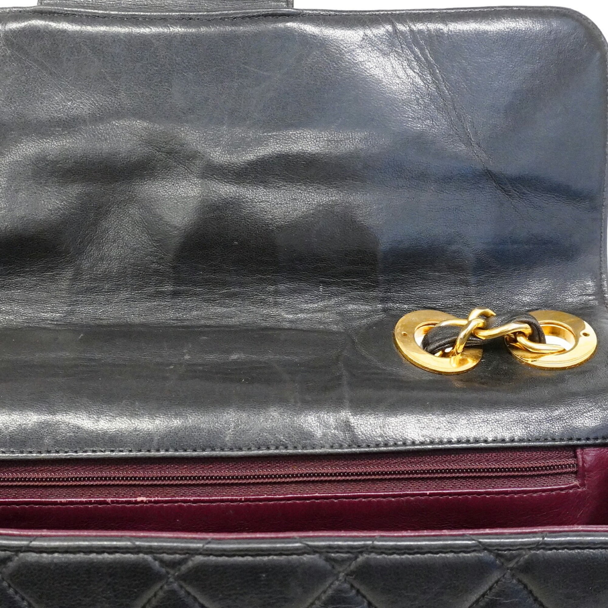 Chanel Black Leather Shoulder Bag (Pre-Owned)