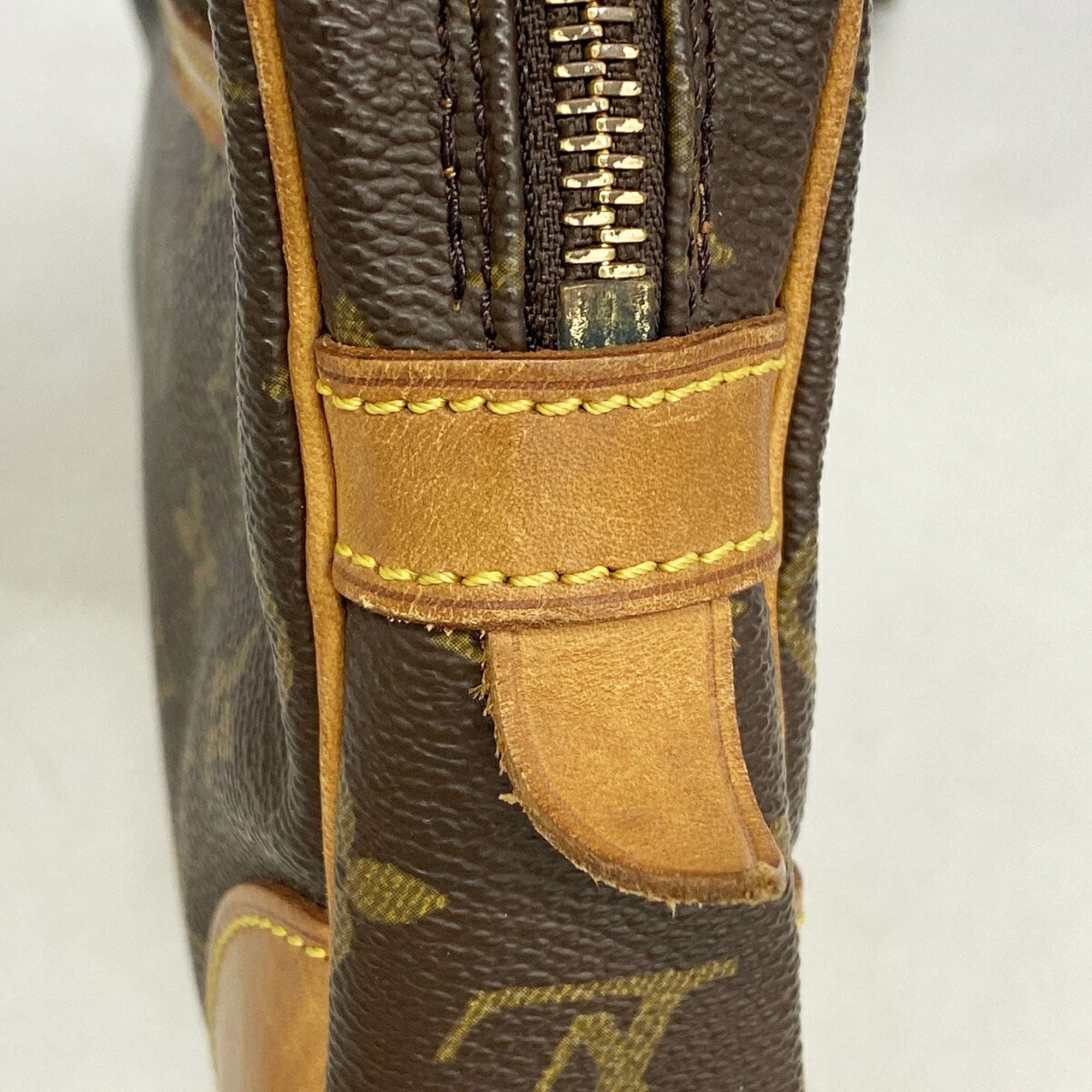 Louis Vuitton Brown Clutch Bag (Pre-Owned)