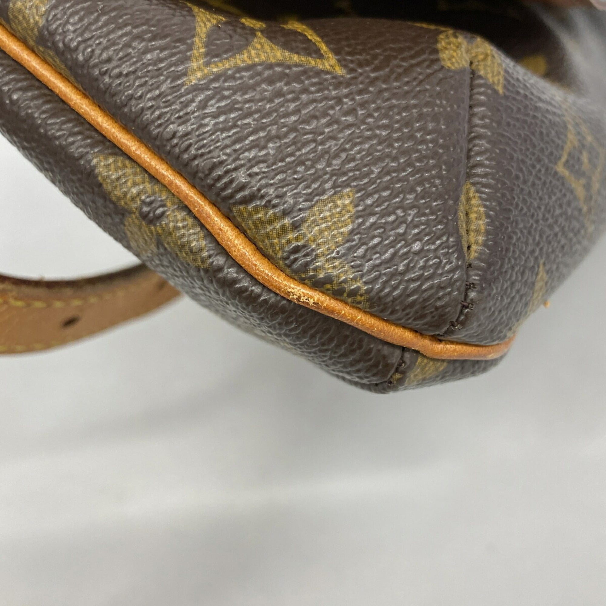 Louis Vuitton Brown Shoulder Bag (Pre-Owned)