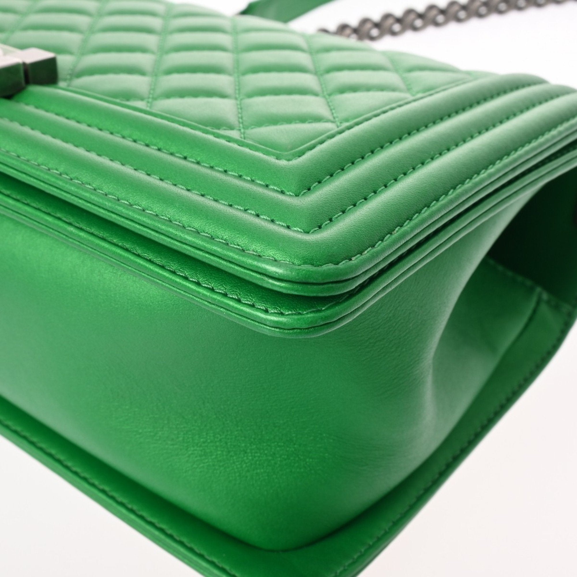 Chanel Green Leather Shoulder Bag (Pre-Owned)