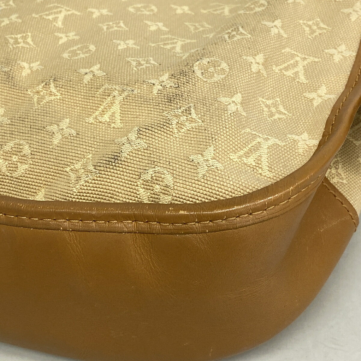 Louis Vuitton Beige Shoulder Bag (Pre-Owned)
