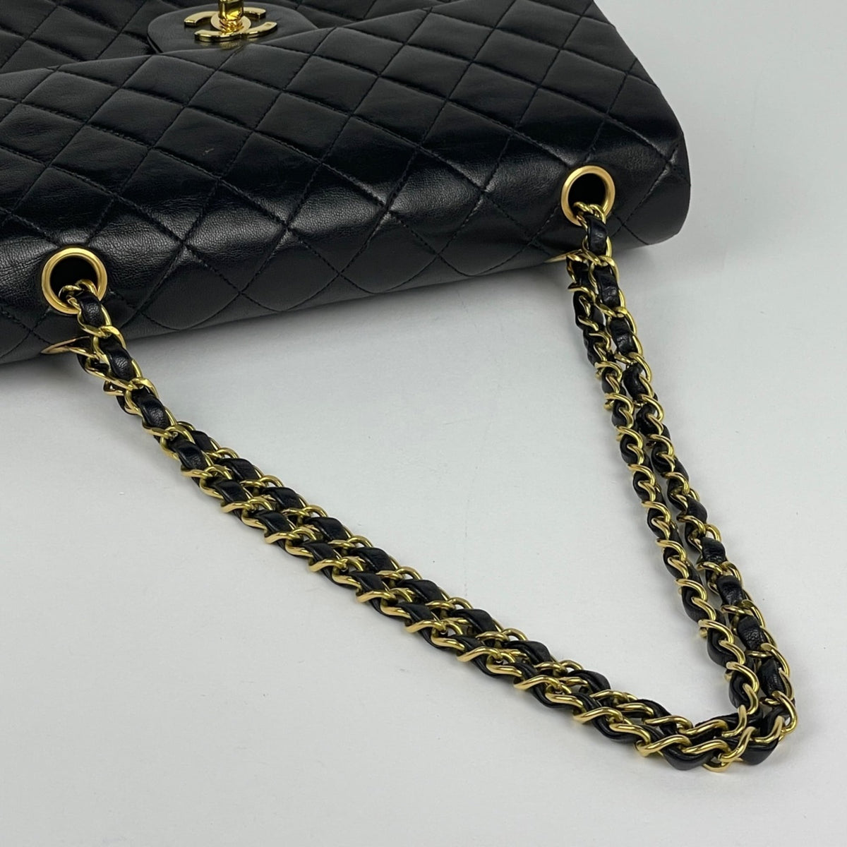Chanel Matelasse Black Leather Shoulder Bag (Pre-Owned)