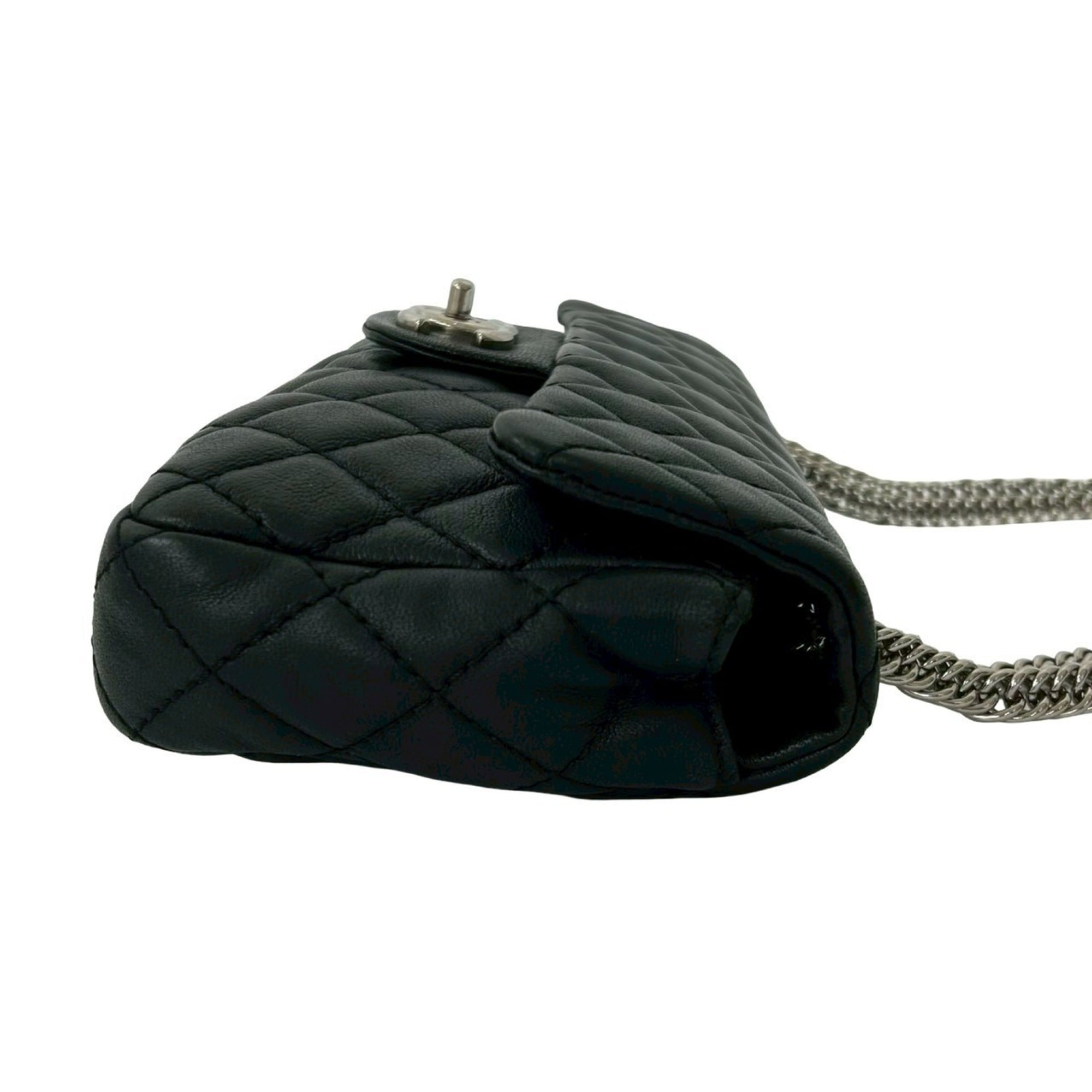 Chanel Black Leather Shoulder Bag (Pre-Owned)