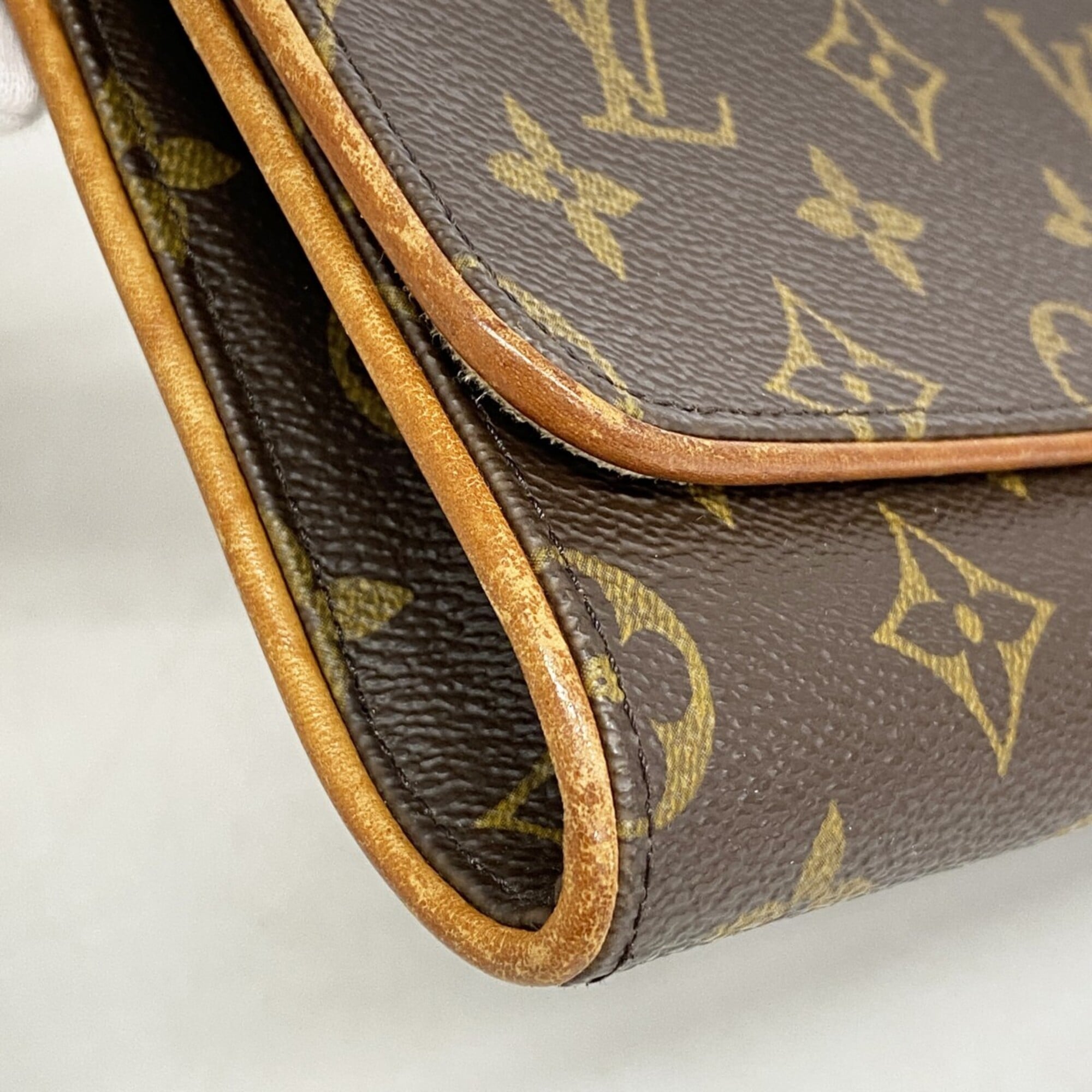 Louis Vuitton Brown Shoulder Bag (Pre-Owned)