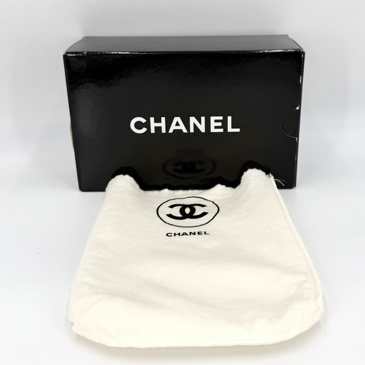 Chanel White Leather Shoulder Bag (Pre-Owned)
