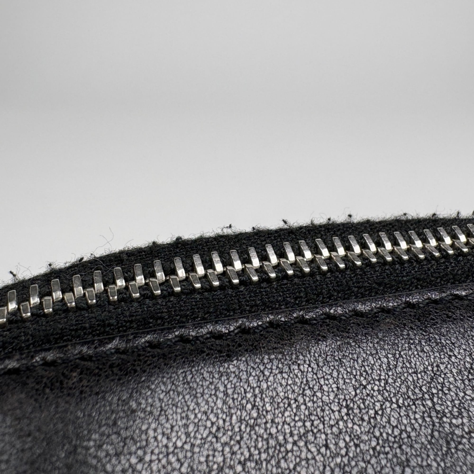 Saint Laurent Black Leather Sling Bag (Pre-Owned)