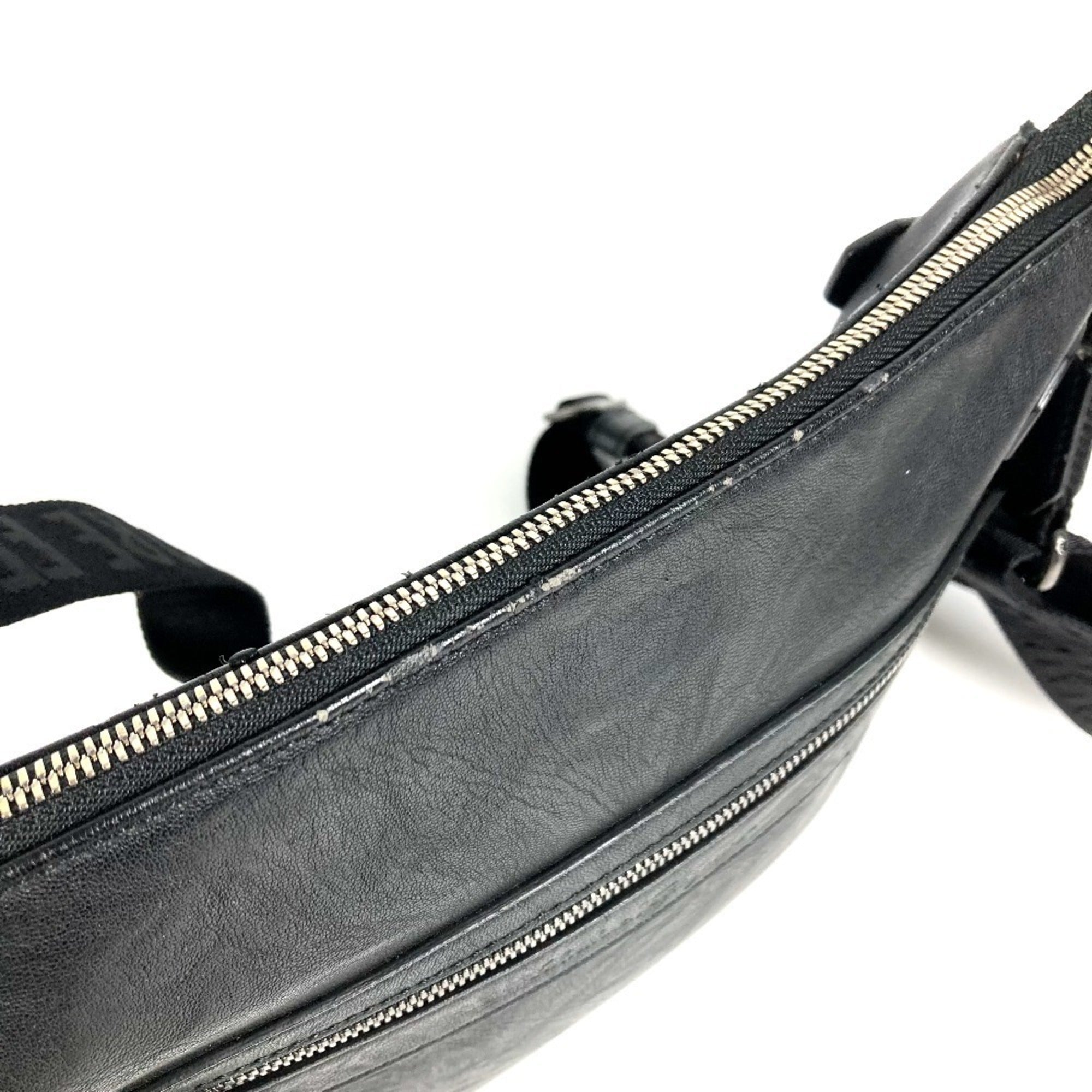 Salvatore Ferragamo Black Leather Shoulder Bag (Pre-Owned)