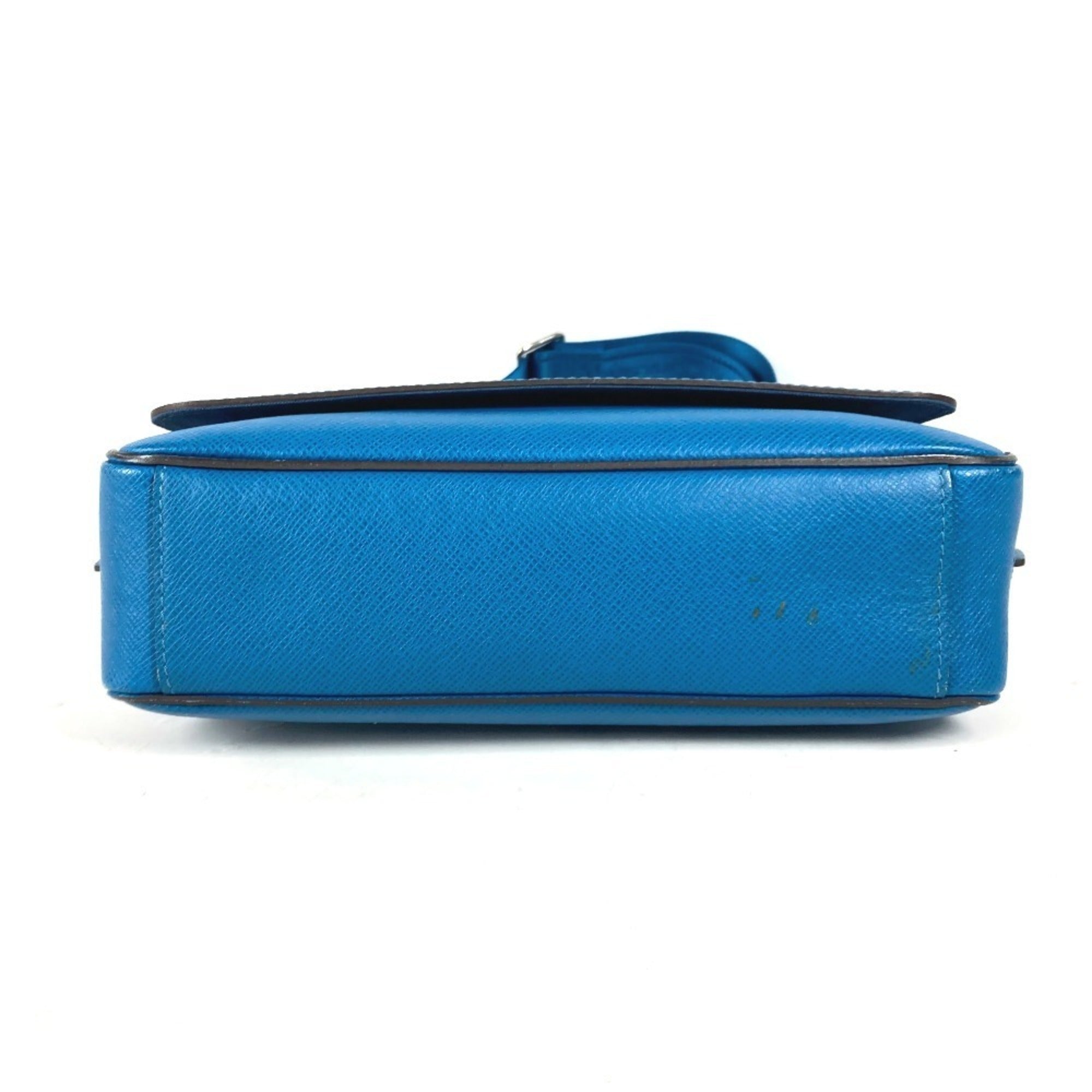 Louis Vuitton Blue Taiga Leather Messenger Bag Shoulder Bag (Pre-Owned)