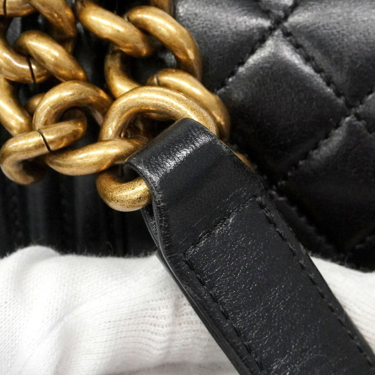 Chanel Black Leather Shoulder Bag (Pre-Owned)