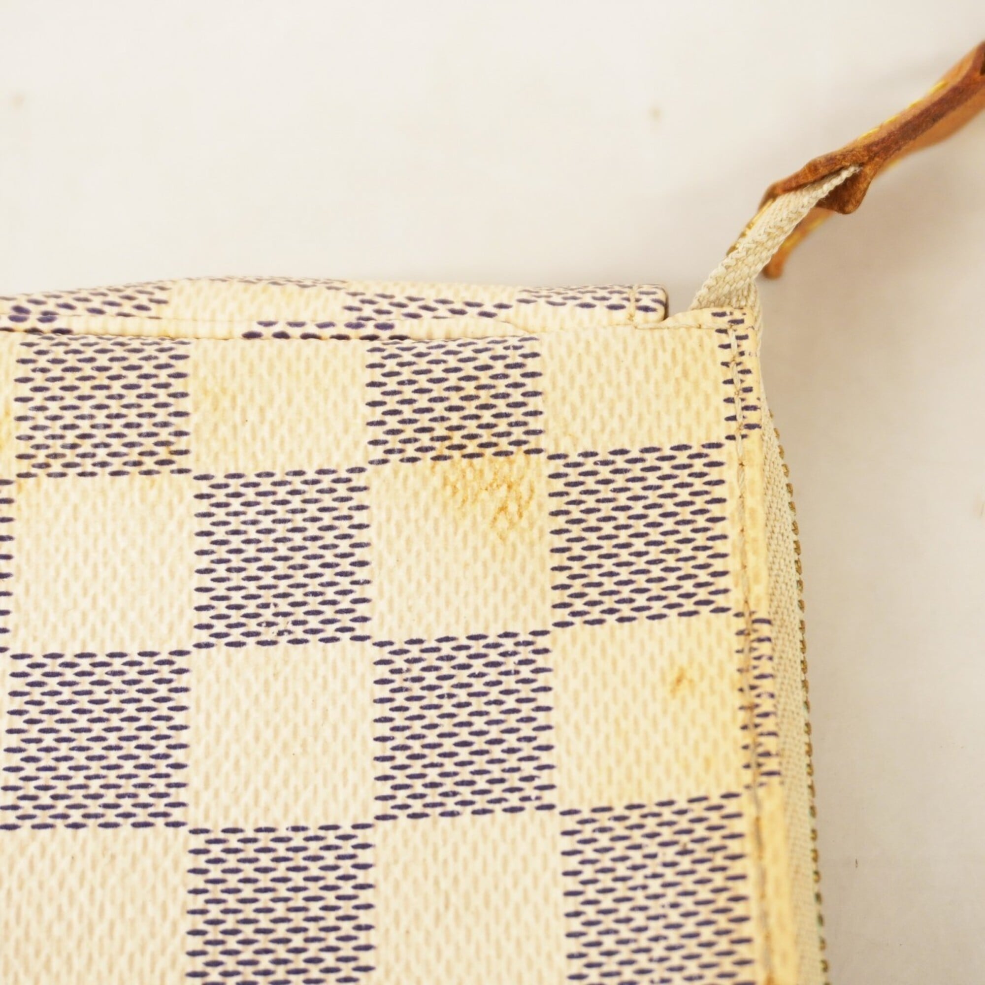 Louis Vuitton White Pouch (Pre-Owned)