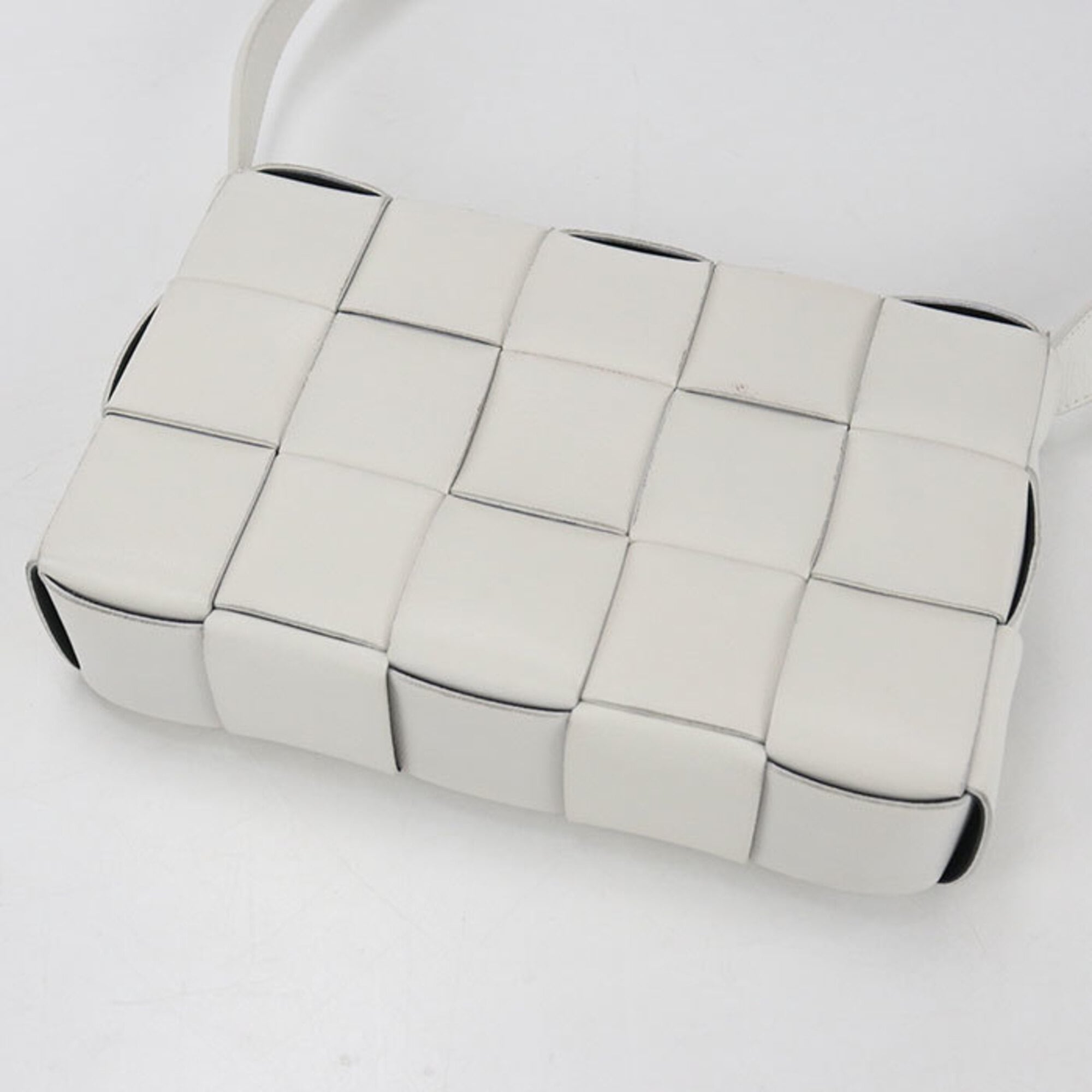 Bottega Veneta White Leather Shoulder Bag (Pre-Owned)