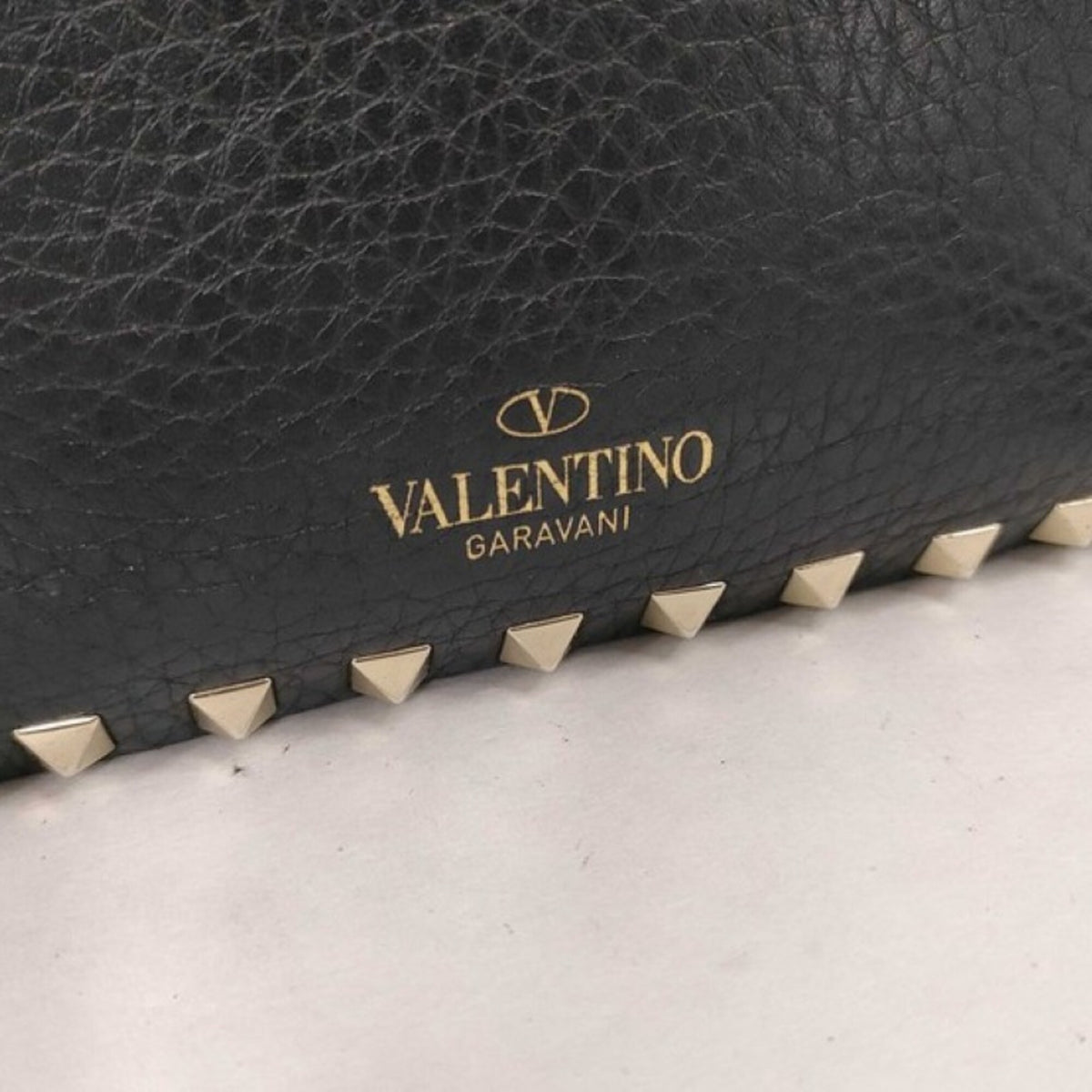 Valentino Garavani Black Leather Shoulder Bag (Pre-Owned)