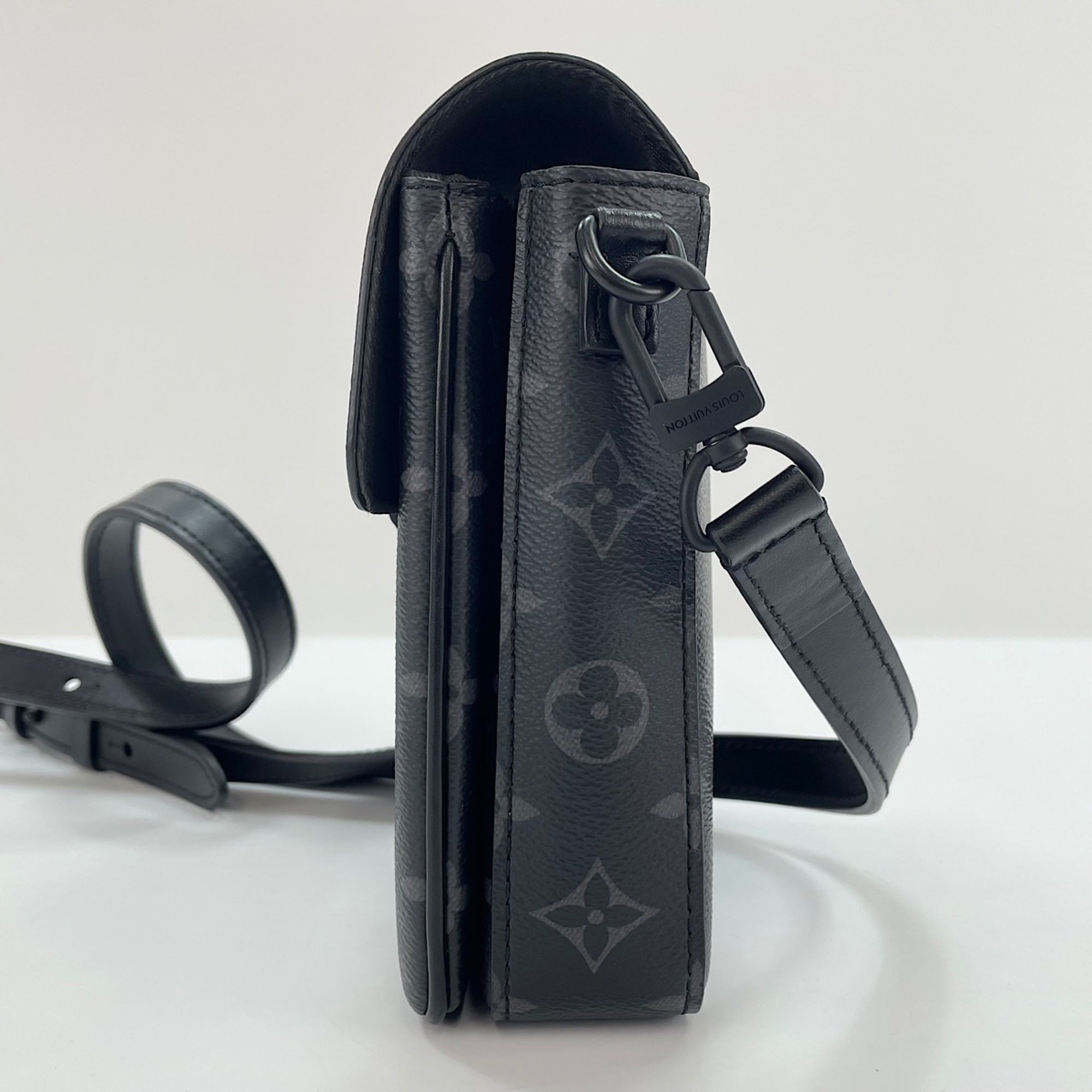 Louis Vuitton Black Shoulder Bag (Pre-Owned)