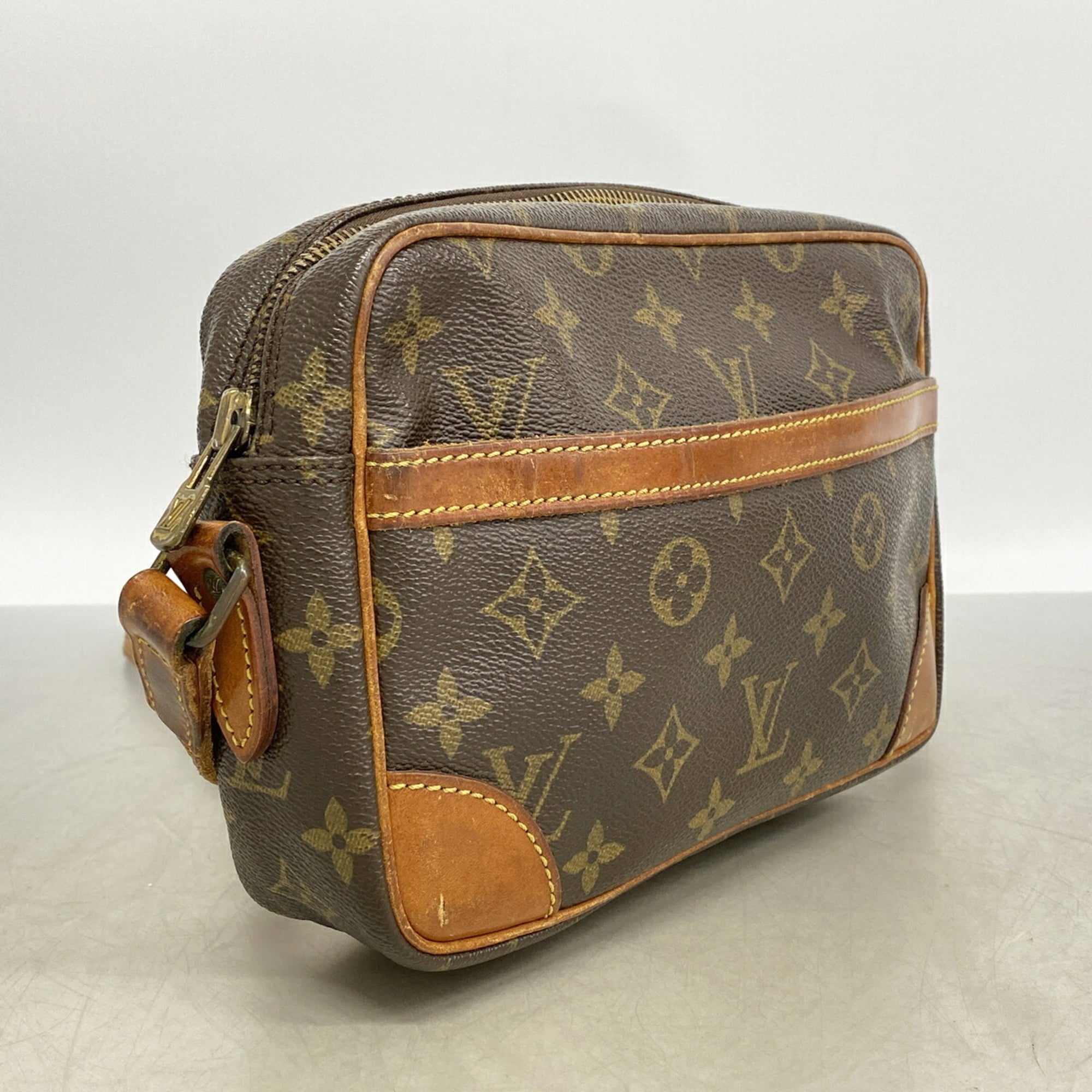 Louis Vuitton Brown Shoulder Bag (Pre-Owned)