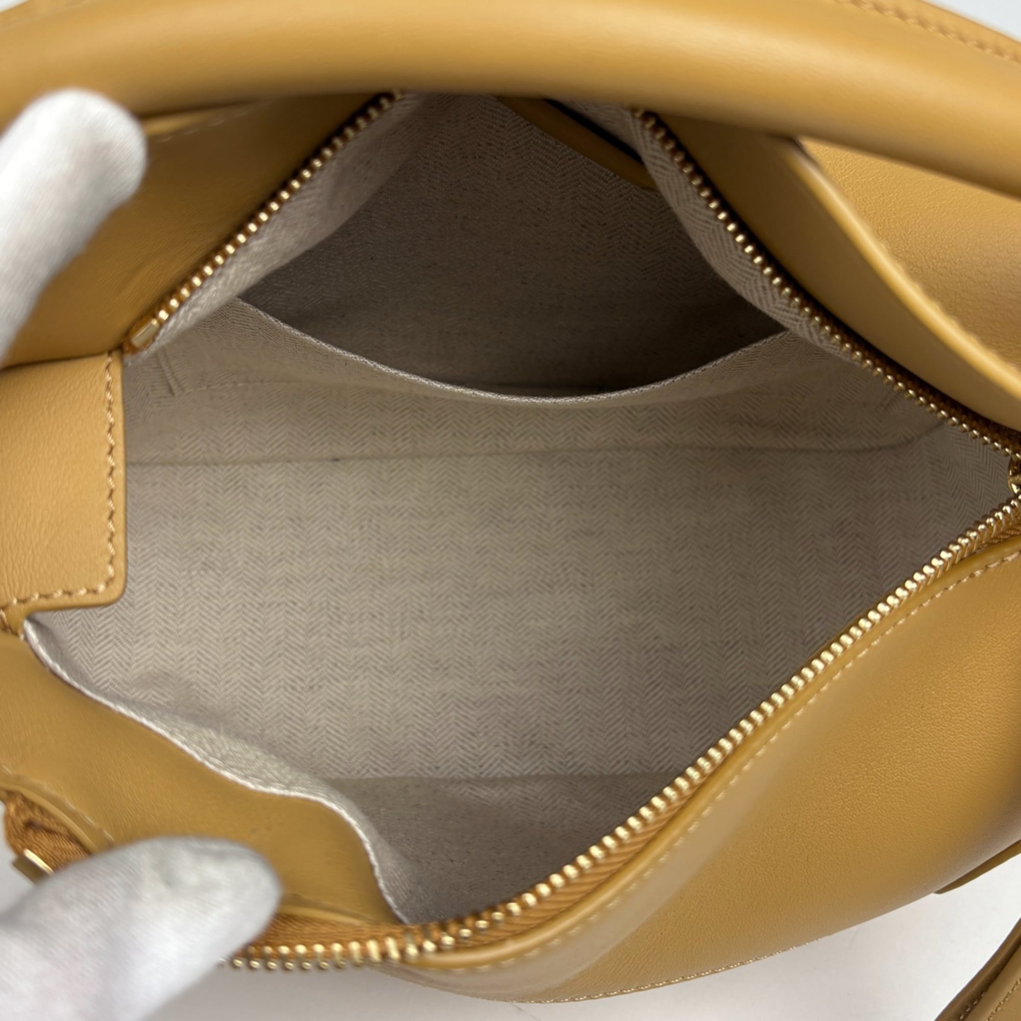 Loewe Beige Yellow Leather Handbag (Pre-Owned)