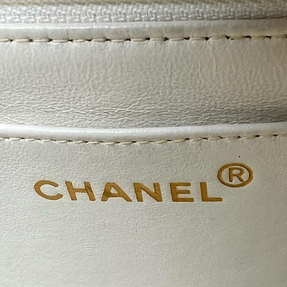 Chanel White Grained Calfskin Shoulder Bag (Pre-Owned)
