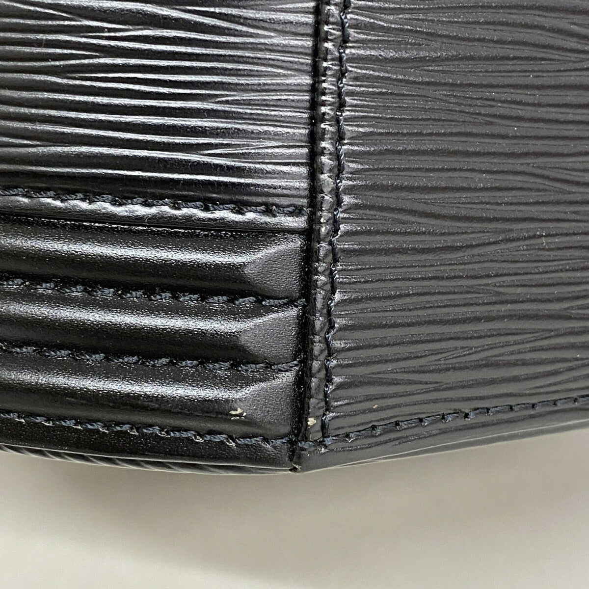Louis Vuitton Noir Handbag (Pre-Owned)