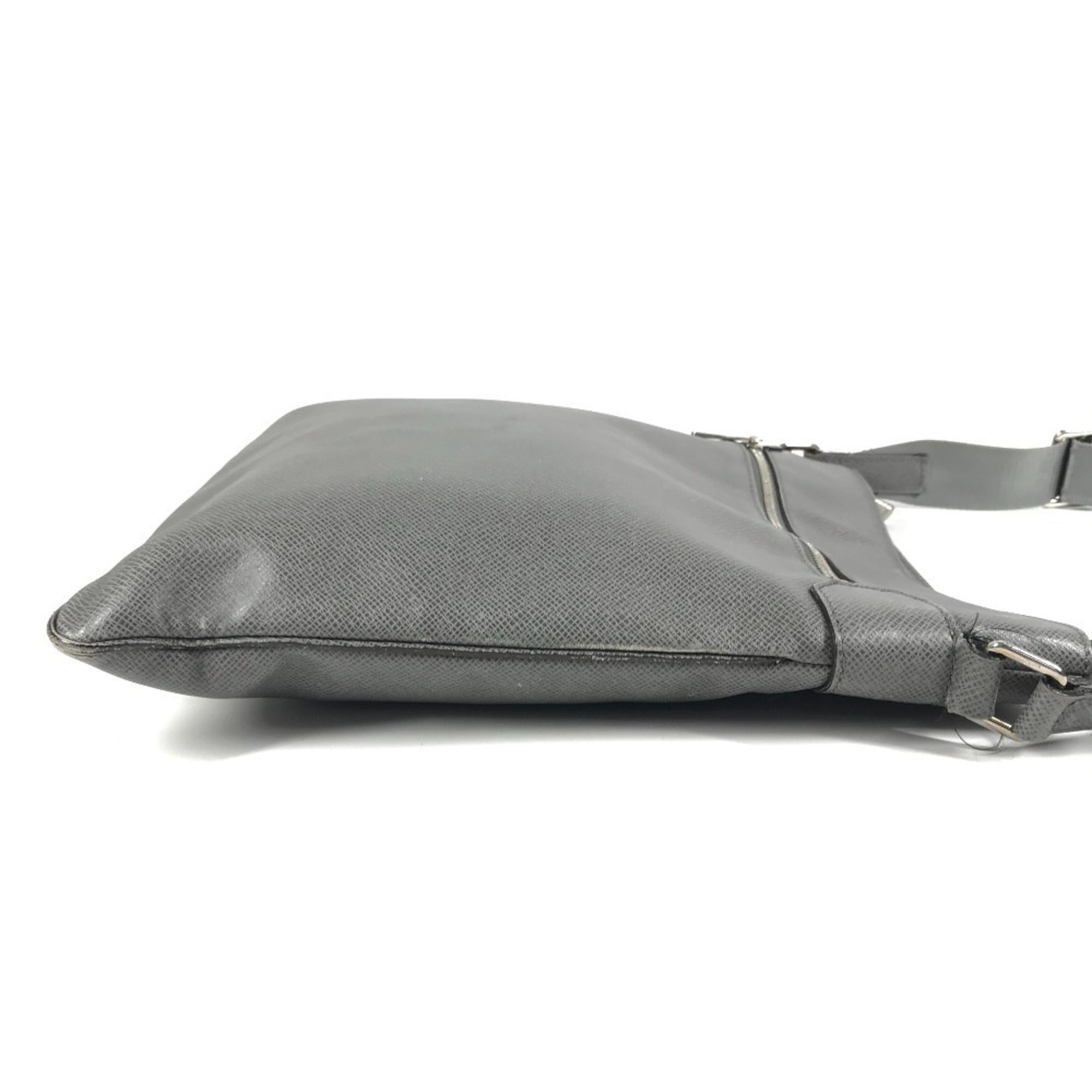 Louis Vuitton Glacier Gray Taiga Leather Leather Pochette Shoulder Bag (Pre-Owned)