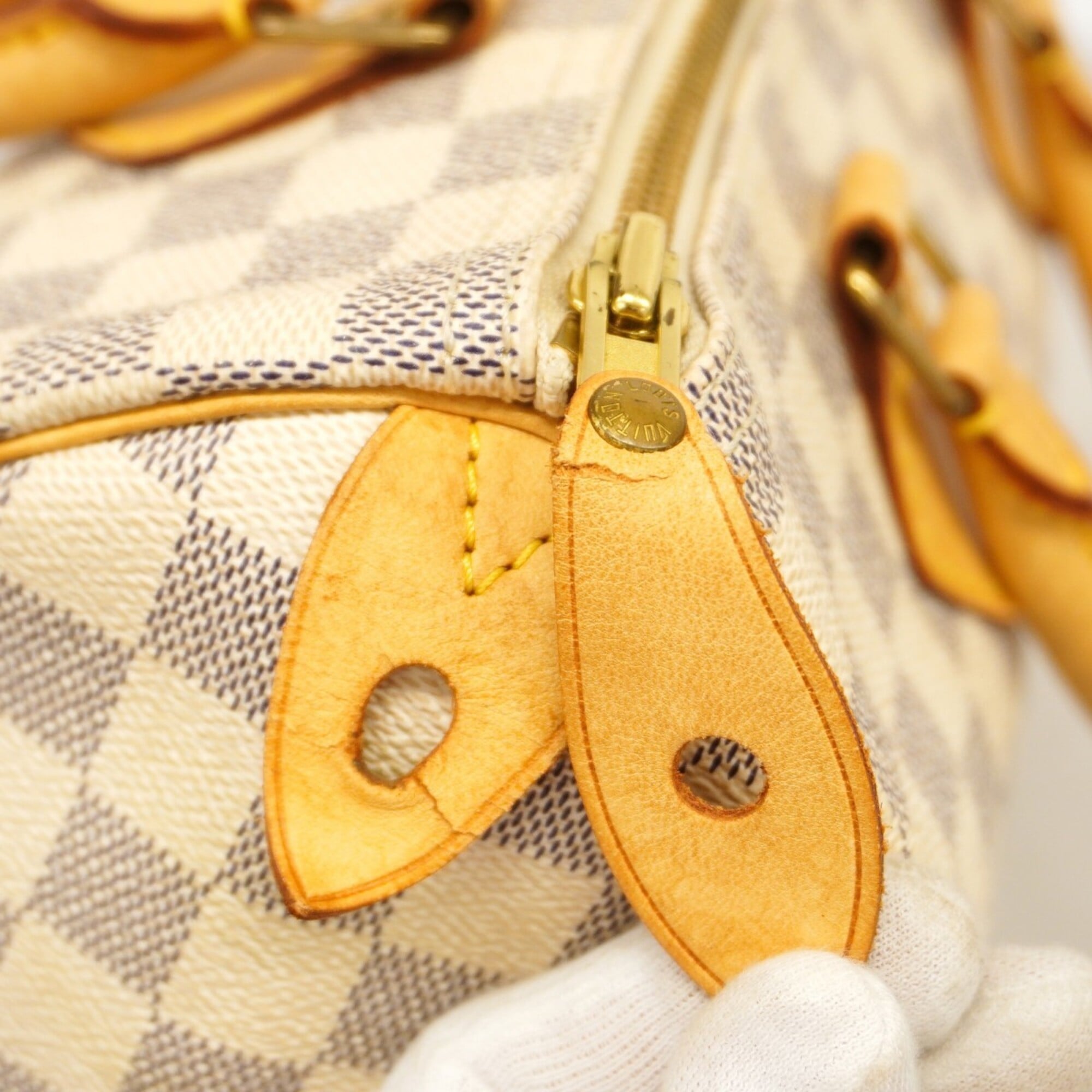 Louis Vuitton White Handbag (Pre-Owned)