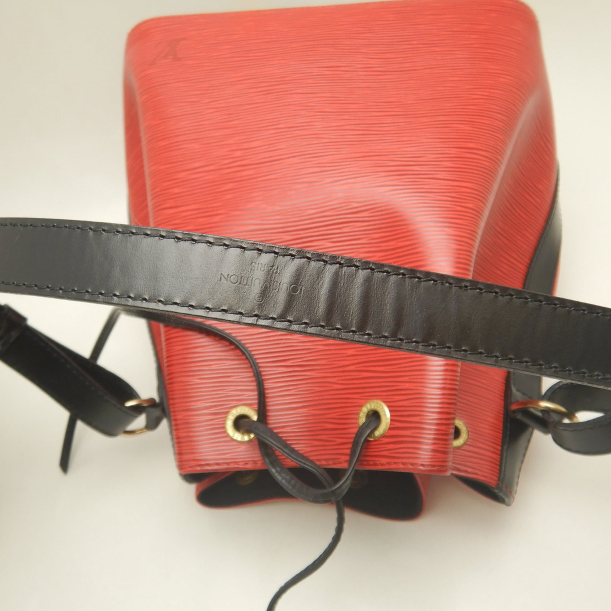 Louis Vuitton Castilian Red Noir Epi Leather Shoulder Bag (Pre-Owned)