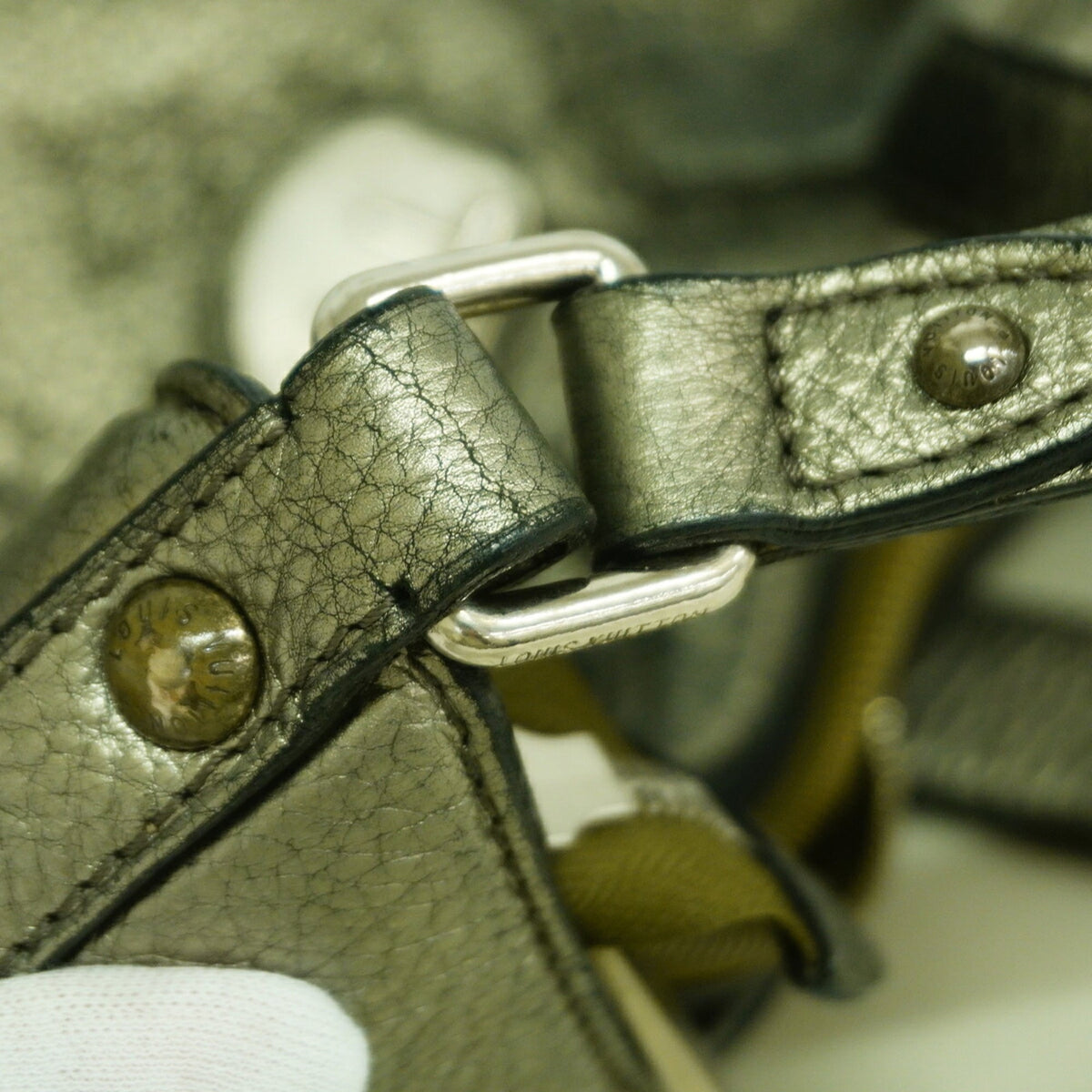 Louis Vuitton Argent Shoulder Bag (Pre-Owned)