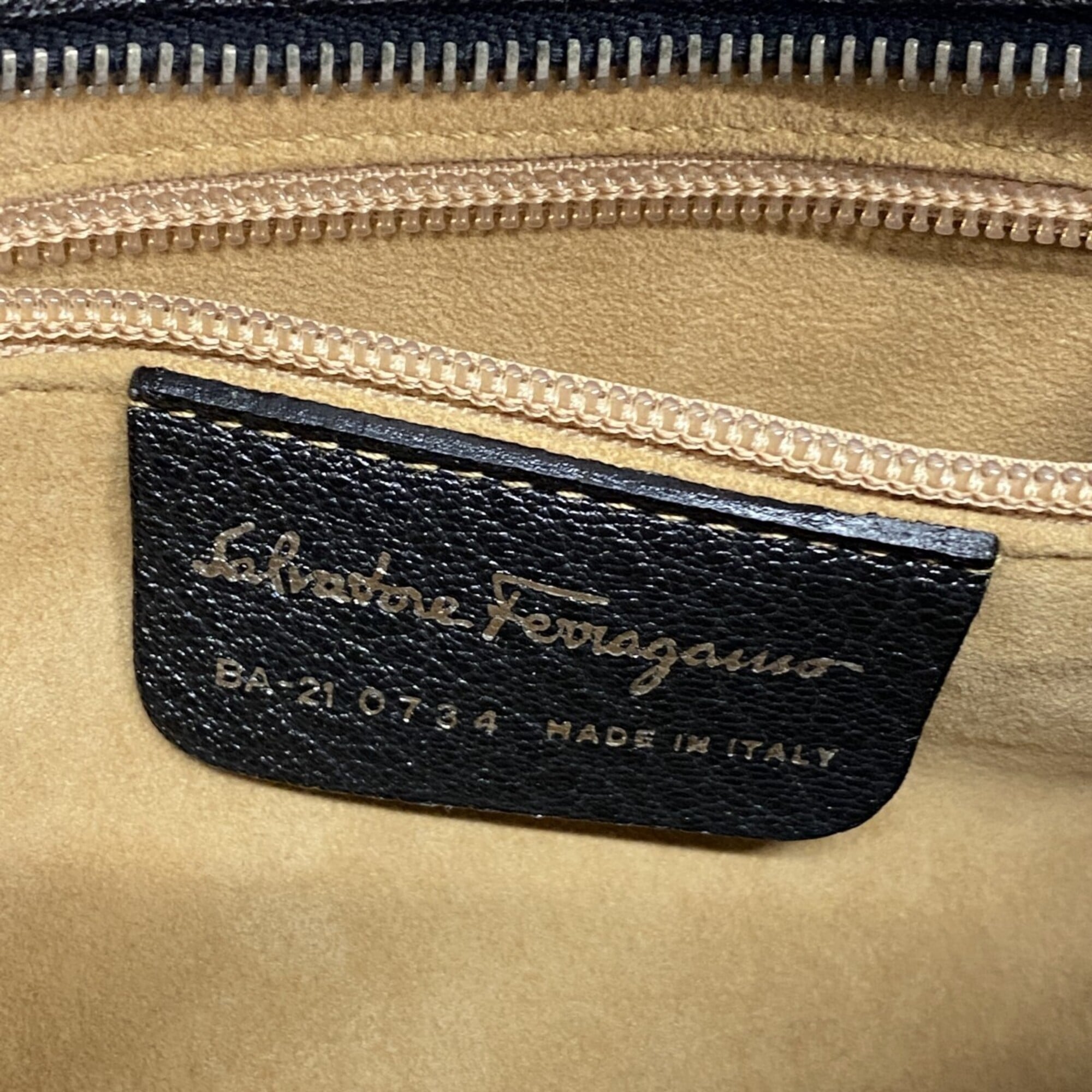 Salvatore Ferragamo Black Leather Shoulder Bag (Pre-Owned)