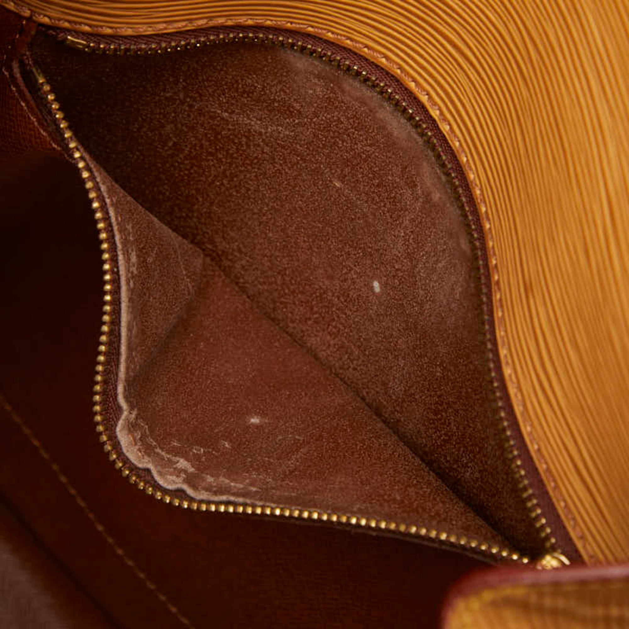 Louis Vuitton Winnipeg Beige Leather Shoulder Bag (Pre-Owned)