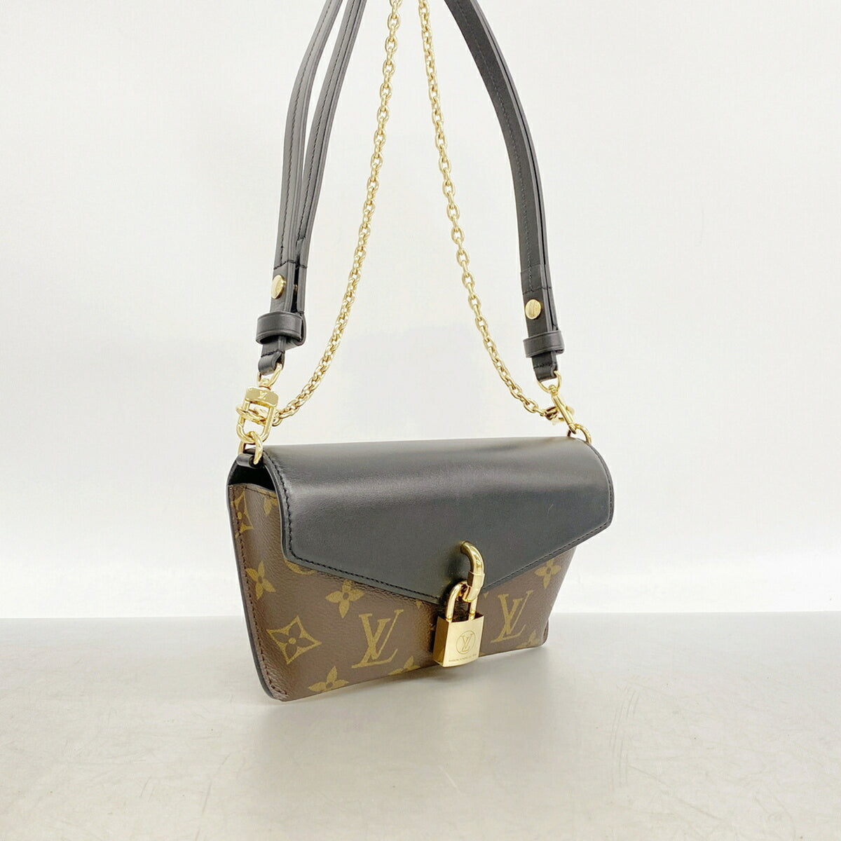 Louis Vuitton Noir Shoulder Bag (Pre-Owned)