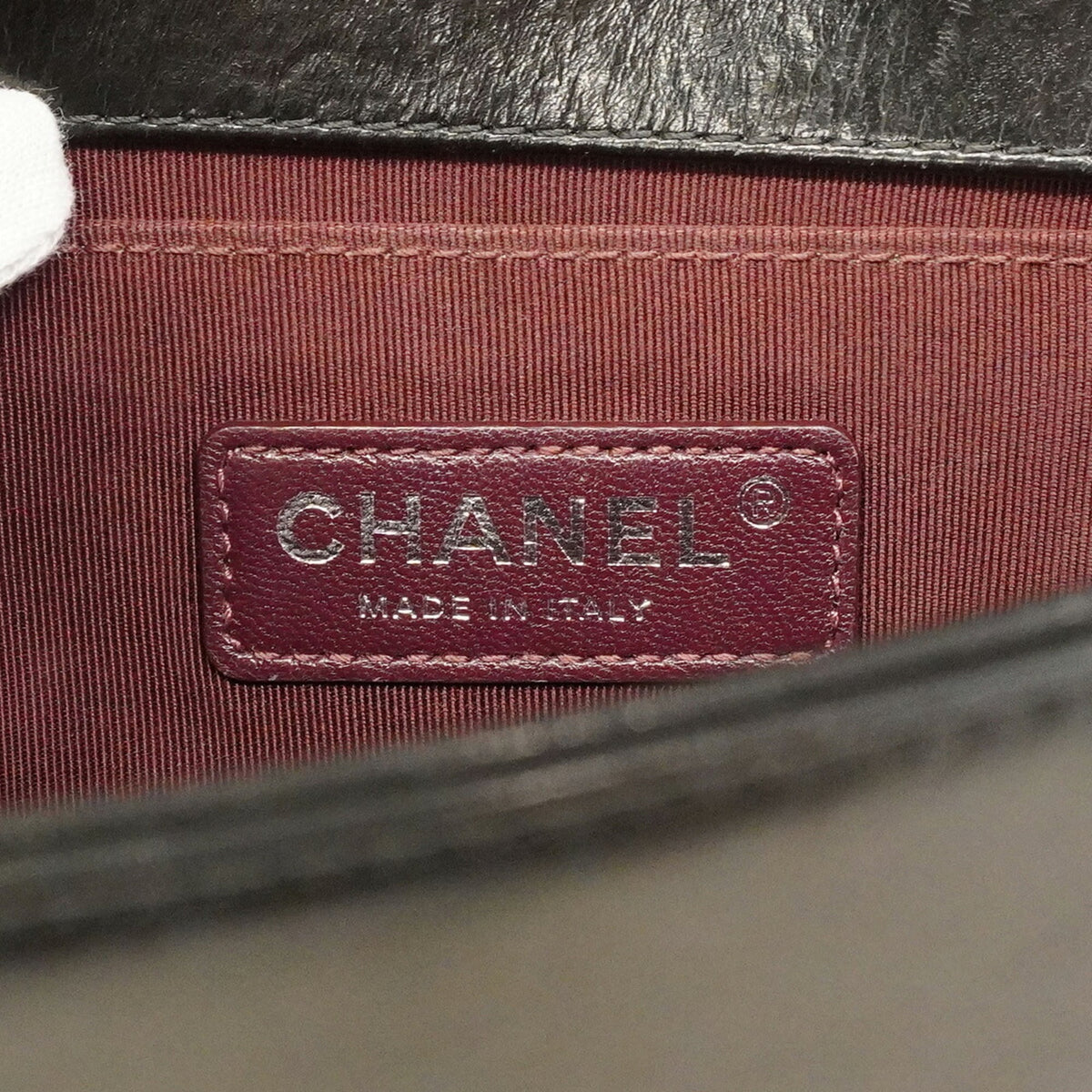 Chanel Black Leather Shoulder Bag (Pre-Owned)