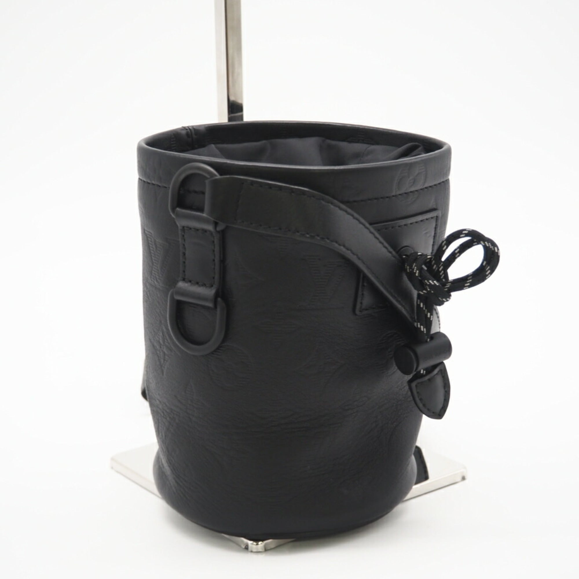 Louis Vuitton Black Leather Shoulder Bag (Pre-Owned)