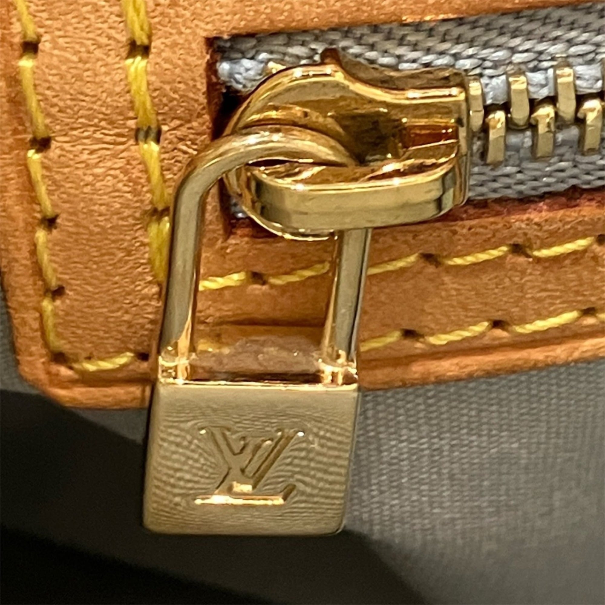 Louis Vuitton Yellow Leather Handbag (Pre-Owned)