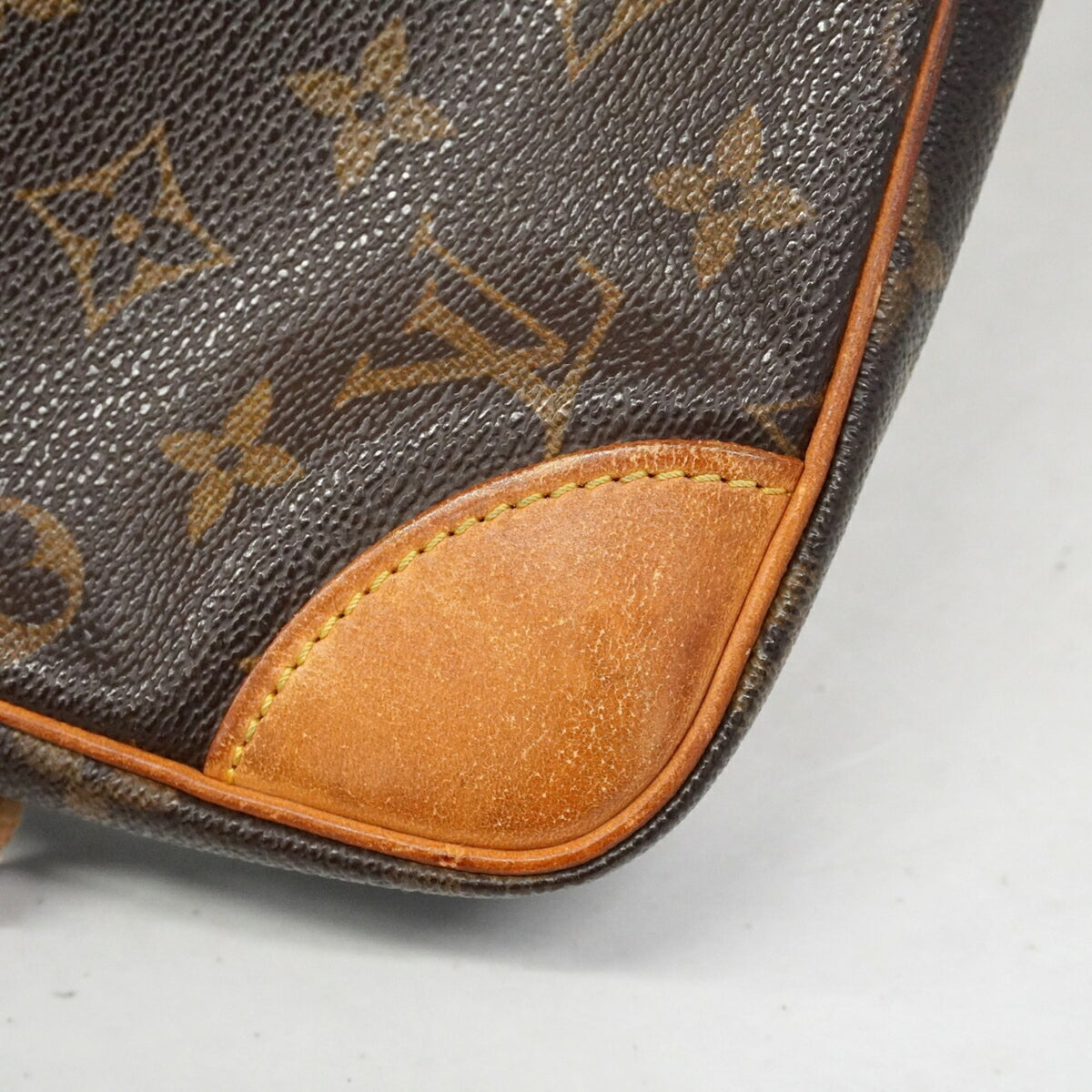 Louis Vuitton Brown Clutch Bag (Pre-Owned)