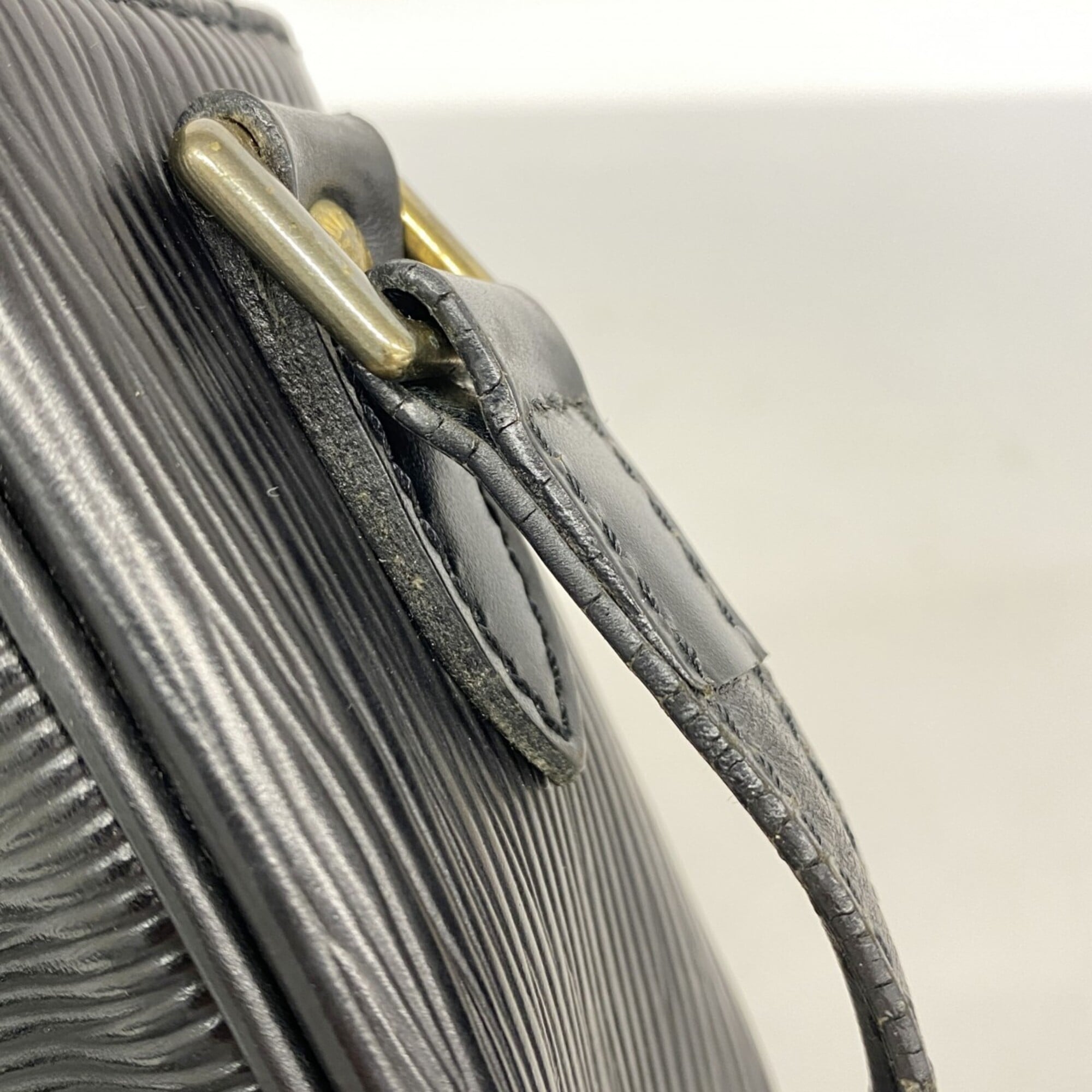 Louis Vuitton Noir Shoulder Bag (Pre-Owned)