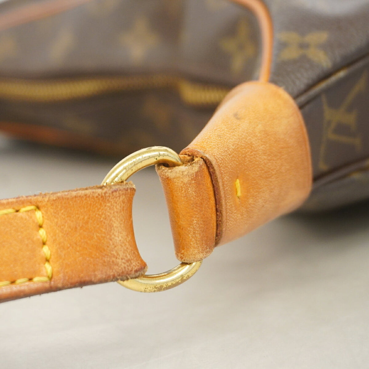 Louis Vuitton Brown Shoulder Bag (Pre-Owned)