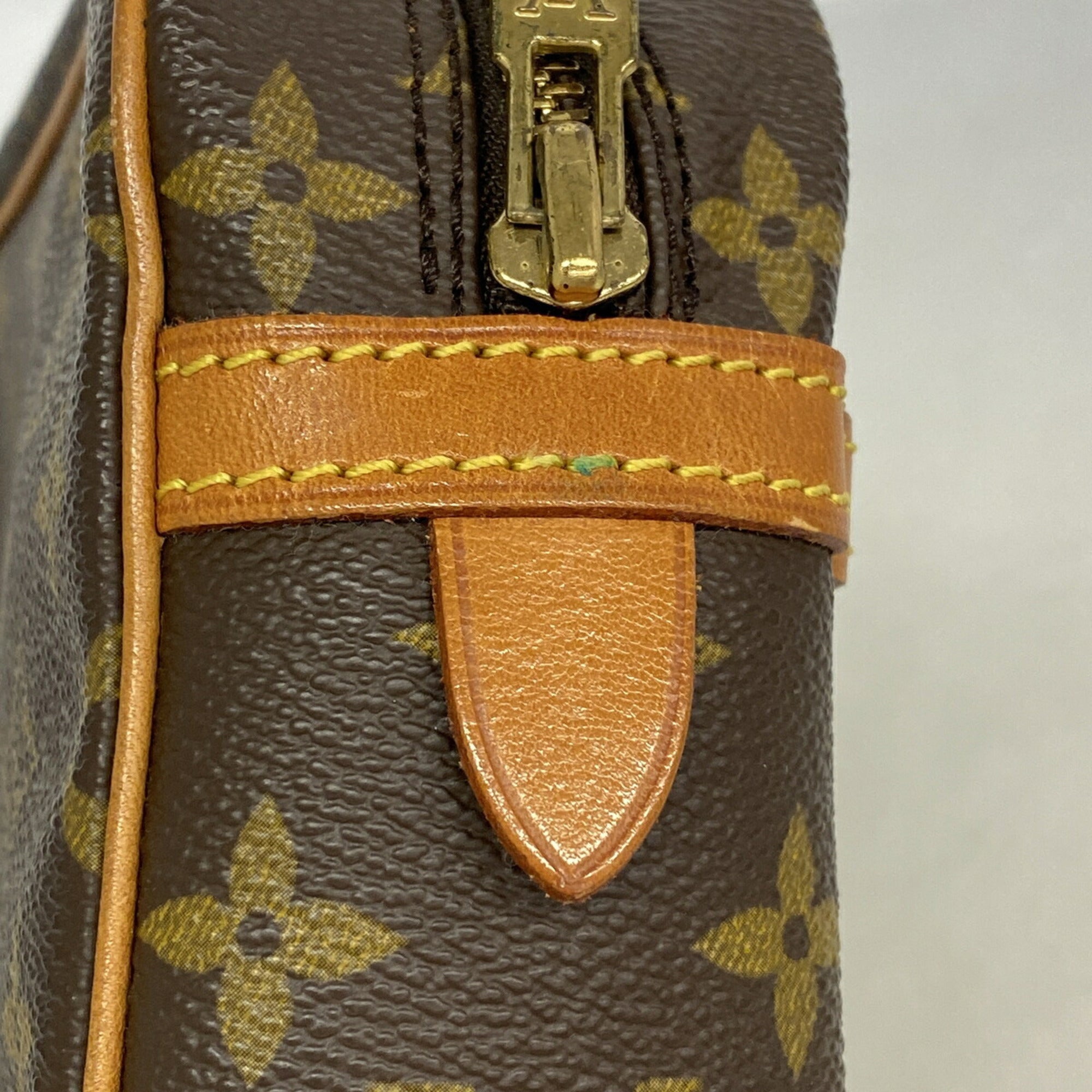 Louis Vuitton Brown Clutch Bag (Pre-Owned)