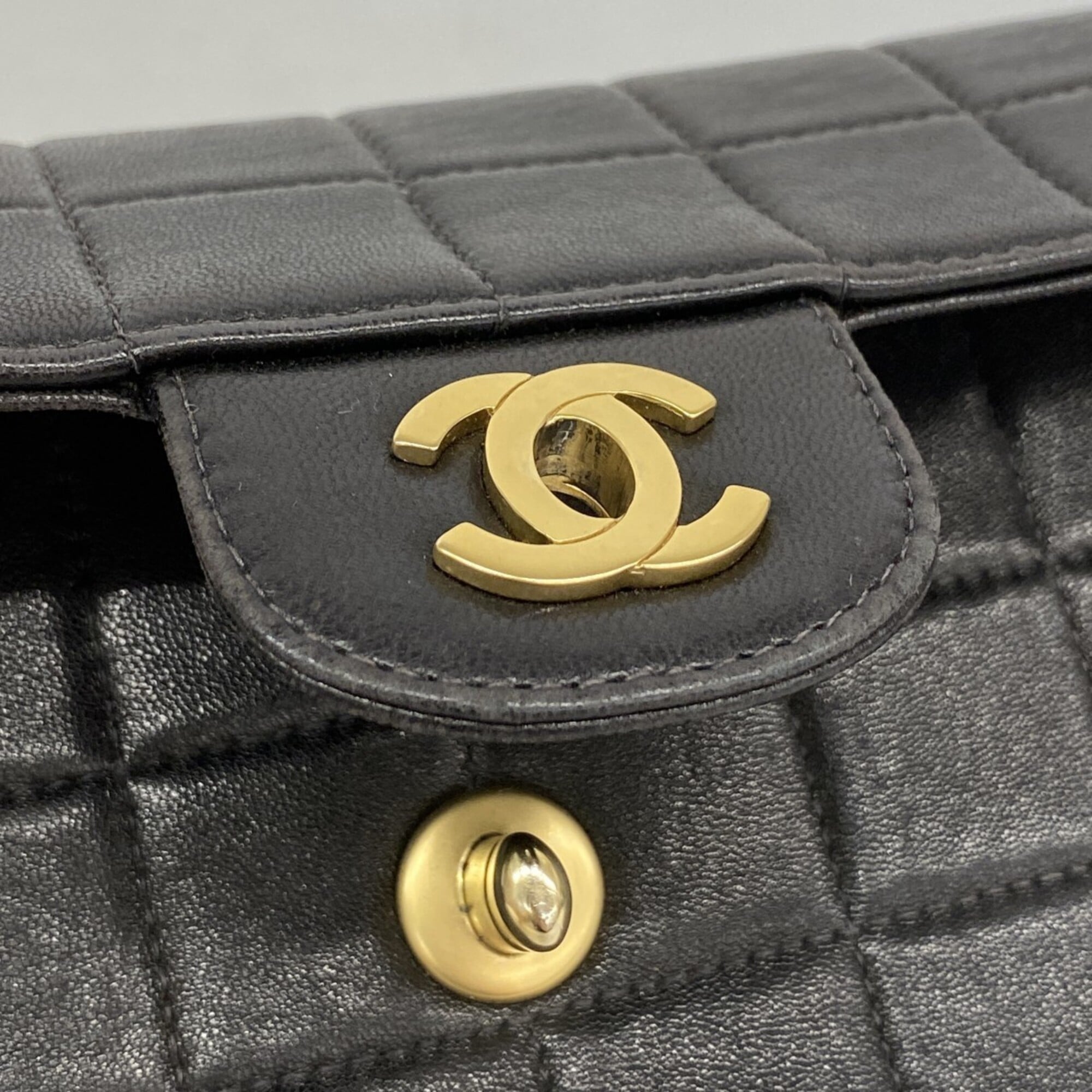 Chanel Black Leather Shoulder Bag (Pre-Owned)