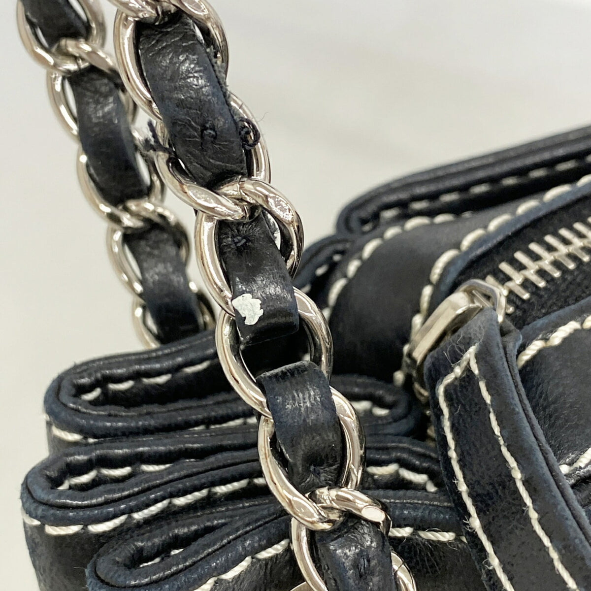Chanel Black Leather Shoulder Bag (Pre-Owned)
