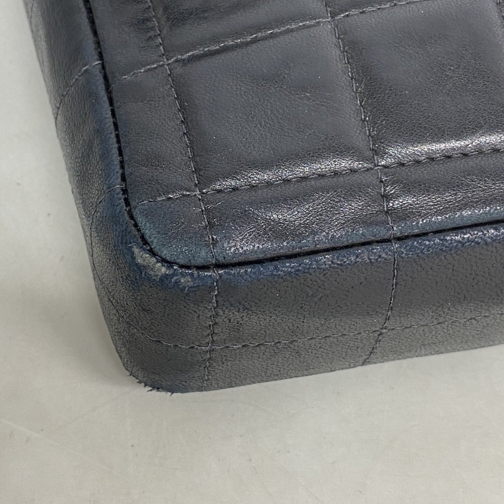 Chanel Black Leather Shoulder Bag (Pre-Owned)