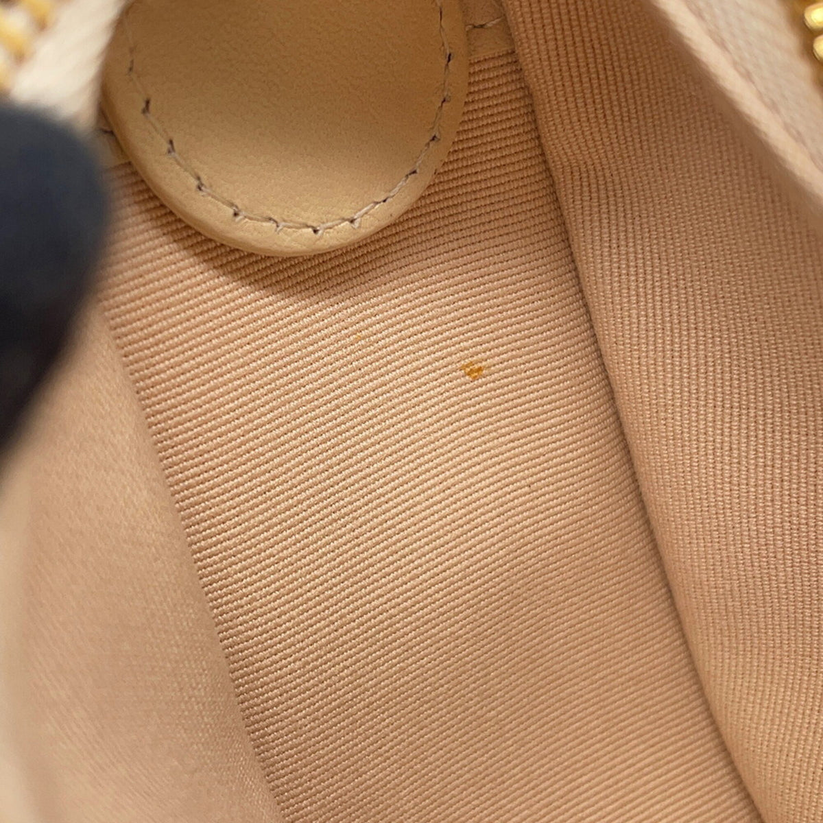 Chanel Beige Leather Shoulder Bag (Pre-Owned)