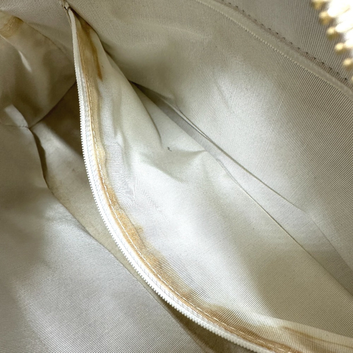 Chanel White Leather Handbag (Pre-Owned)