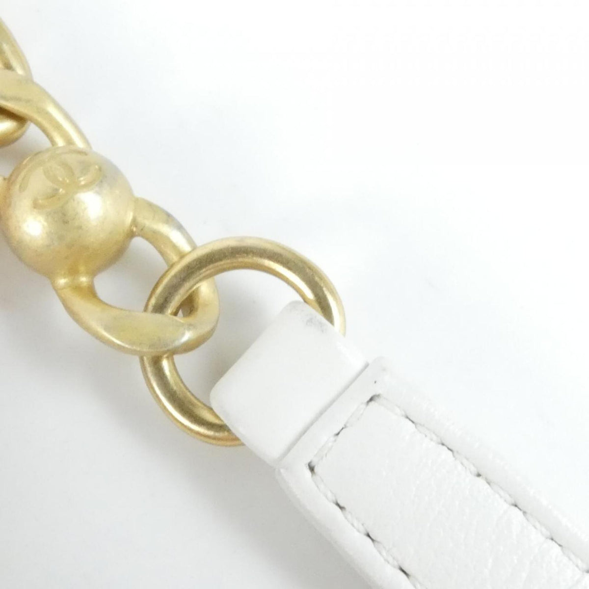 Chanel White Artificial Pearl Leather Shoulder Bag (Pre-Owned)