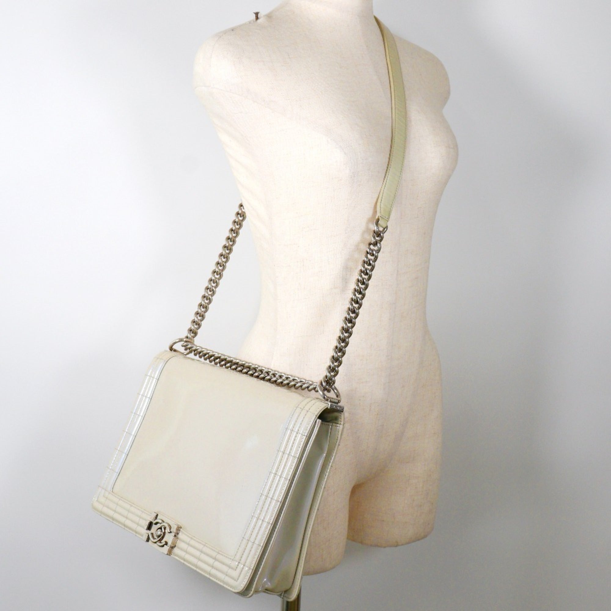 Chanel White Leather Shoulder Bag (Pre-Owned)