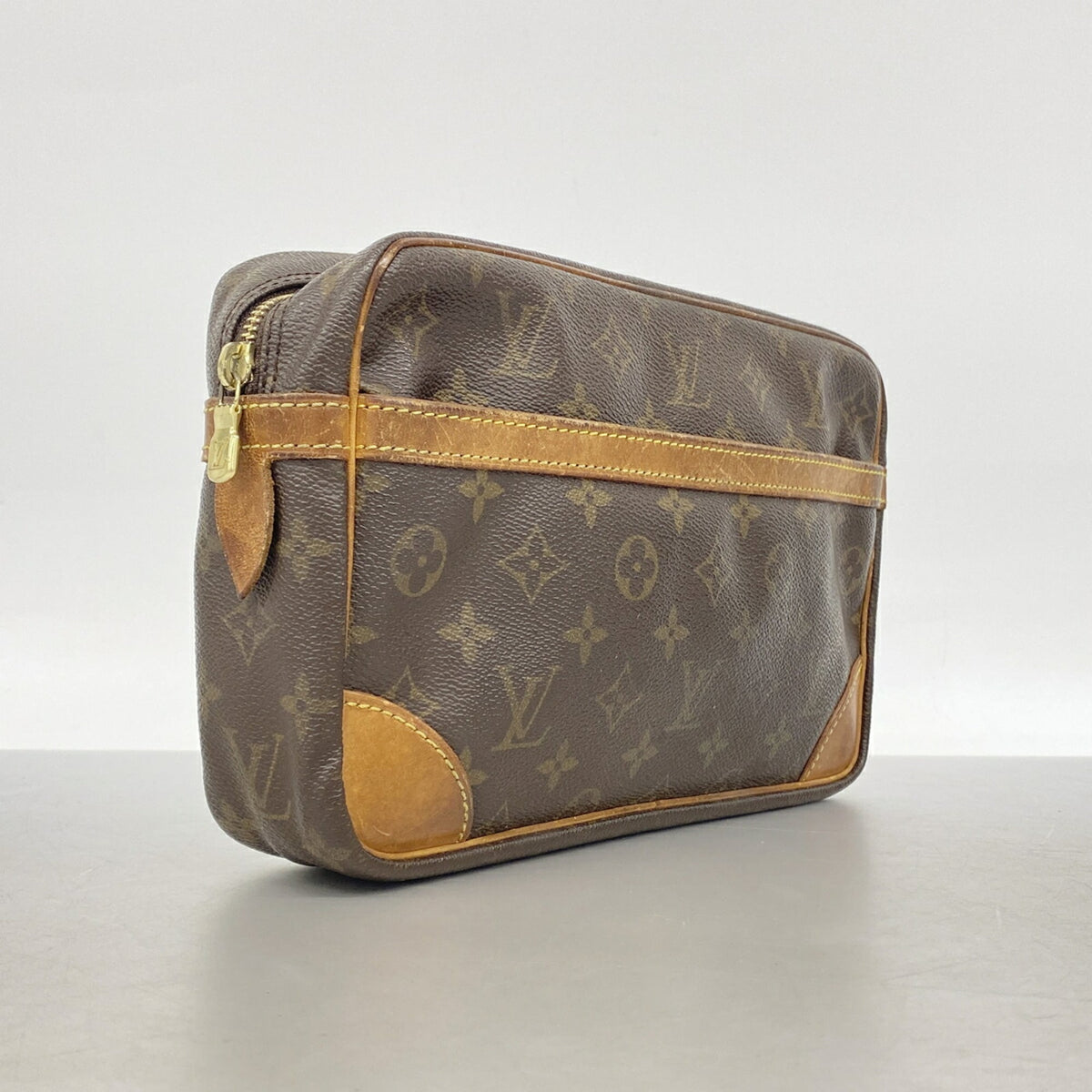Louis Vuitton Brown Clutch Bag (Pre-Owned)