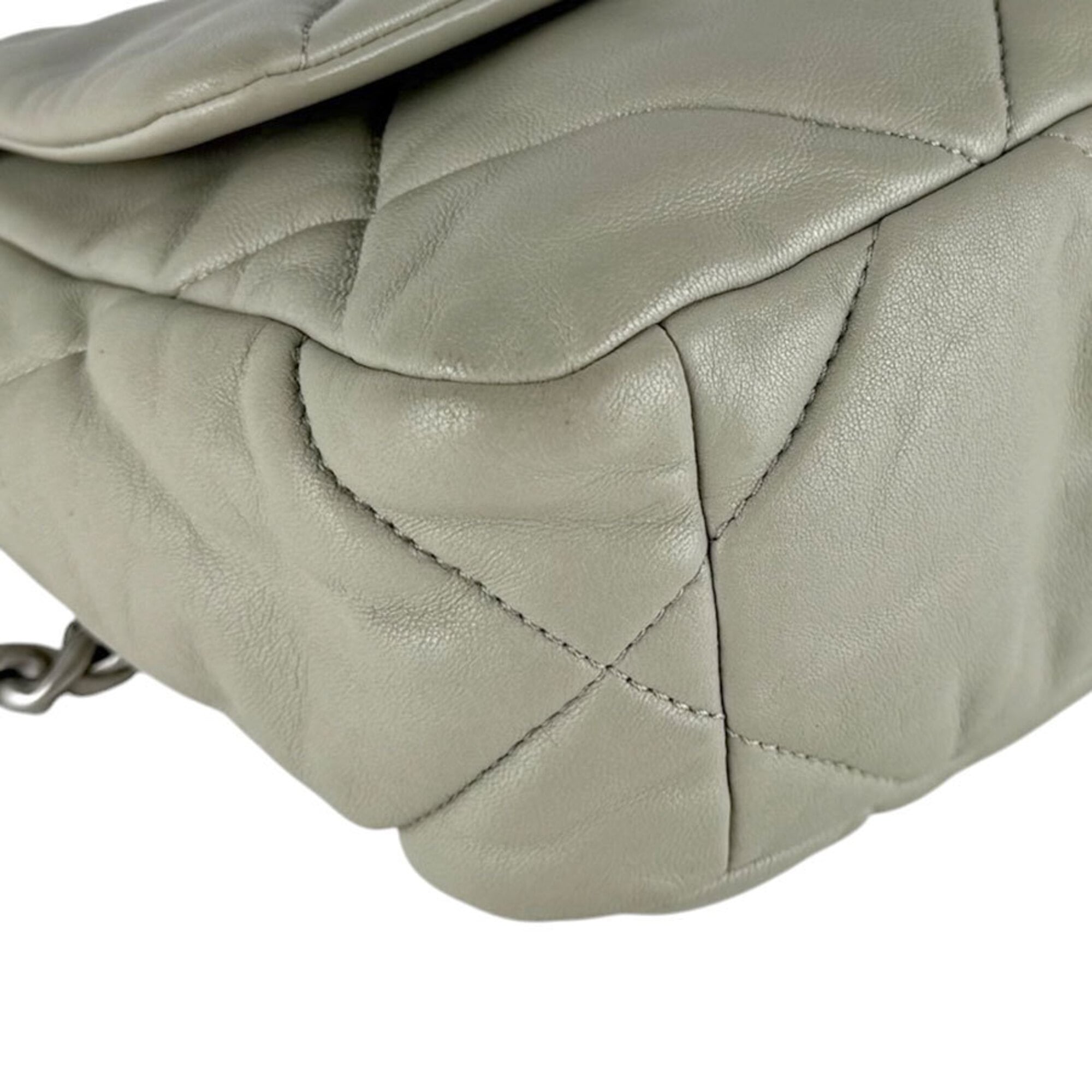 Chanel Gray Leather Shoulder Bag (Pre-Owned)